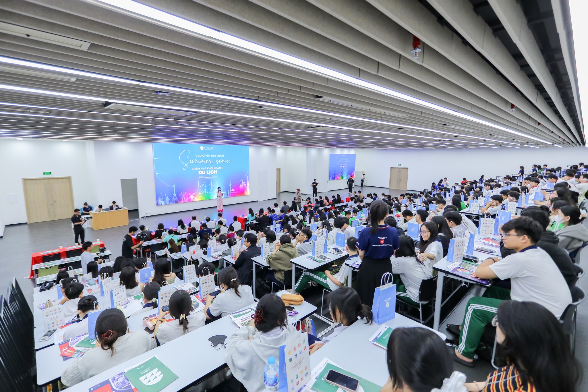 Trải nghiệm thú vị tại Đại học Văn Lang - Chuyến tham quan đáng nhớ của học sinh trường Trịnh Hoài Đức