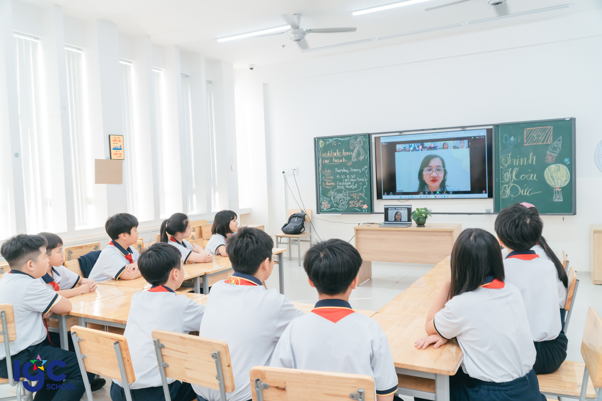 HỌC SINH TRỊNH HOÀI ĐỨC TỰ TIN HỘI NHẬP TRONG TIẾT HỌC XUYÊN QUỐC GIA