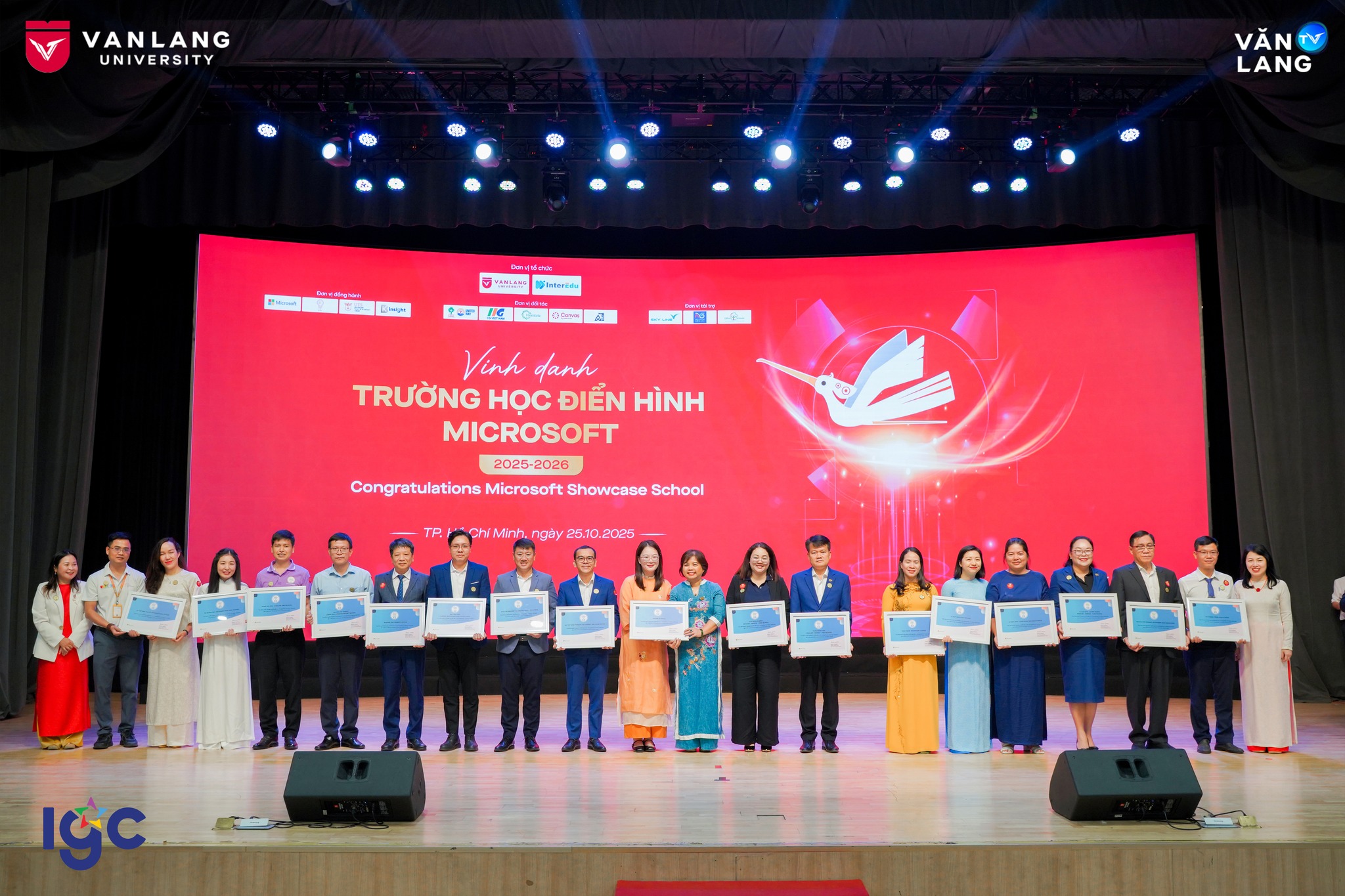 Thầy cô Trịnh Hoài Đức tại lễ trao giải Microsoft