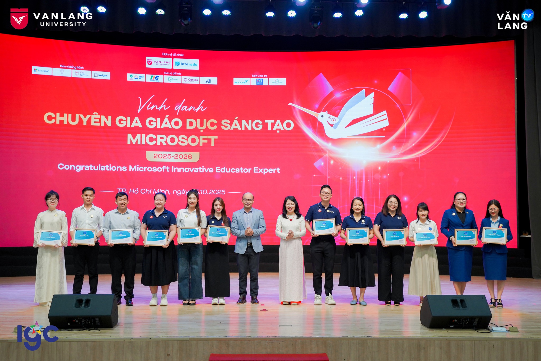 Thầy cô Trịnh Hoài Đức tại lễ trao giải Microsoft