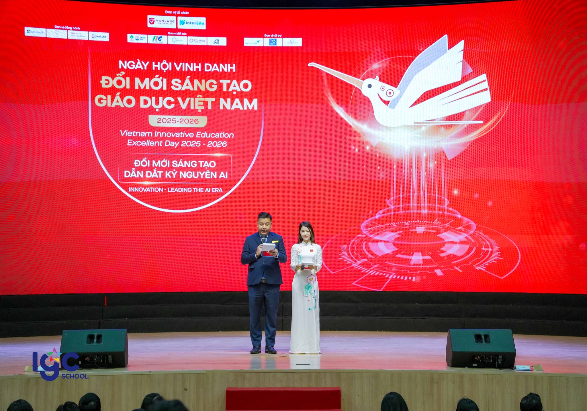 Thầy cô Trịnh Hoài Đức tại lễ trao giải Microsoft