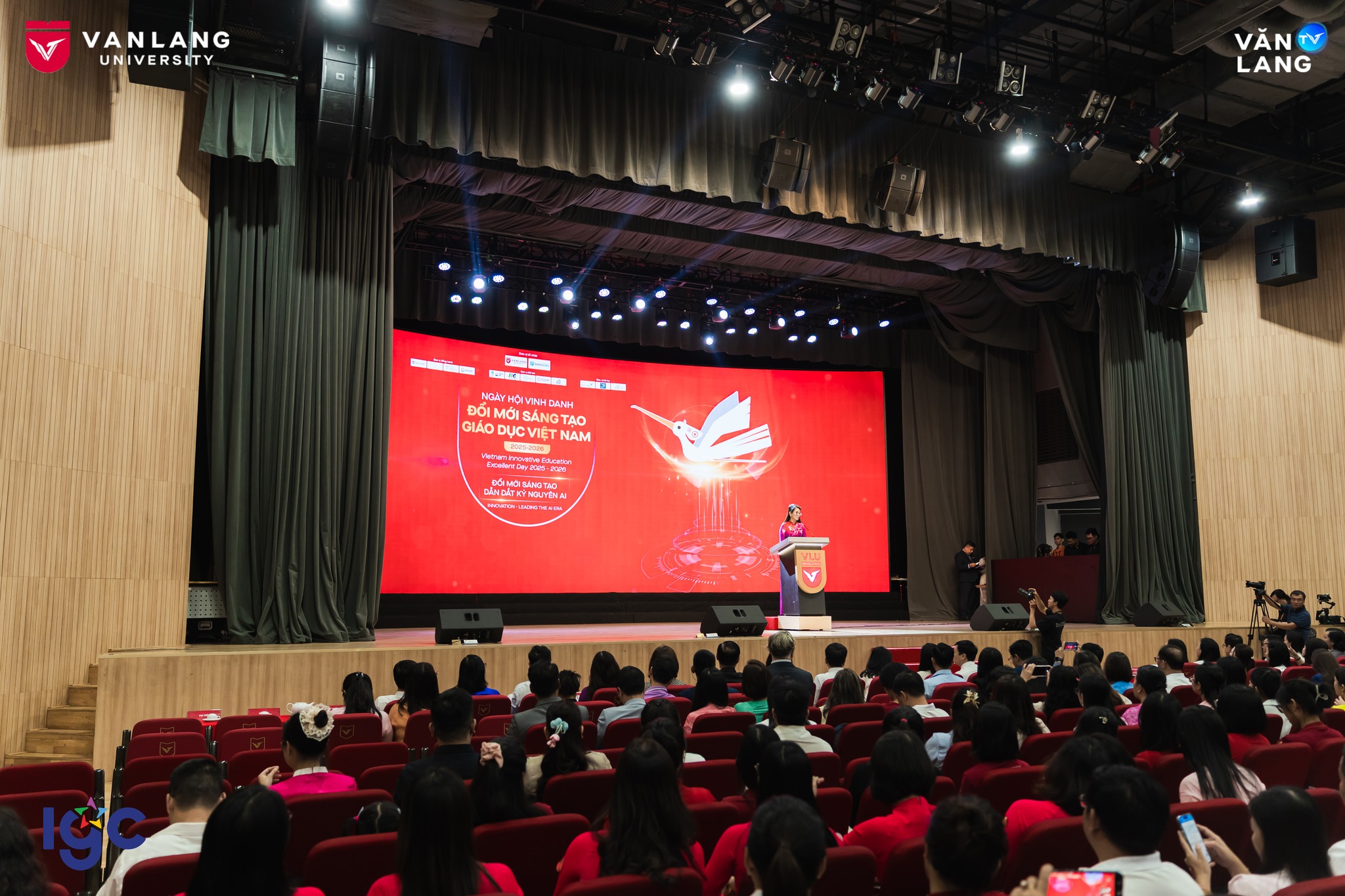 Thầy cô Trịnh Hoài Đức tại lễ trao giải Microsoft