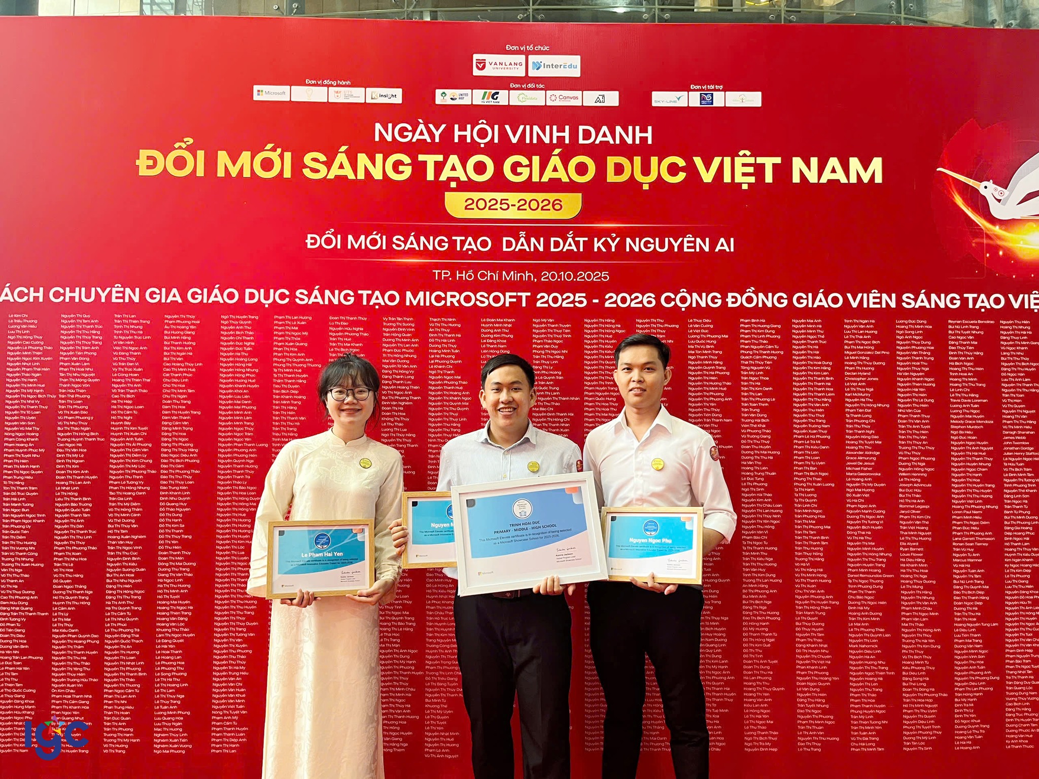 Thầy cô Trịnh Hoài Đức tại lễ trao giải Microsoft