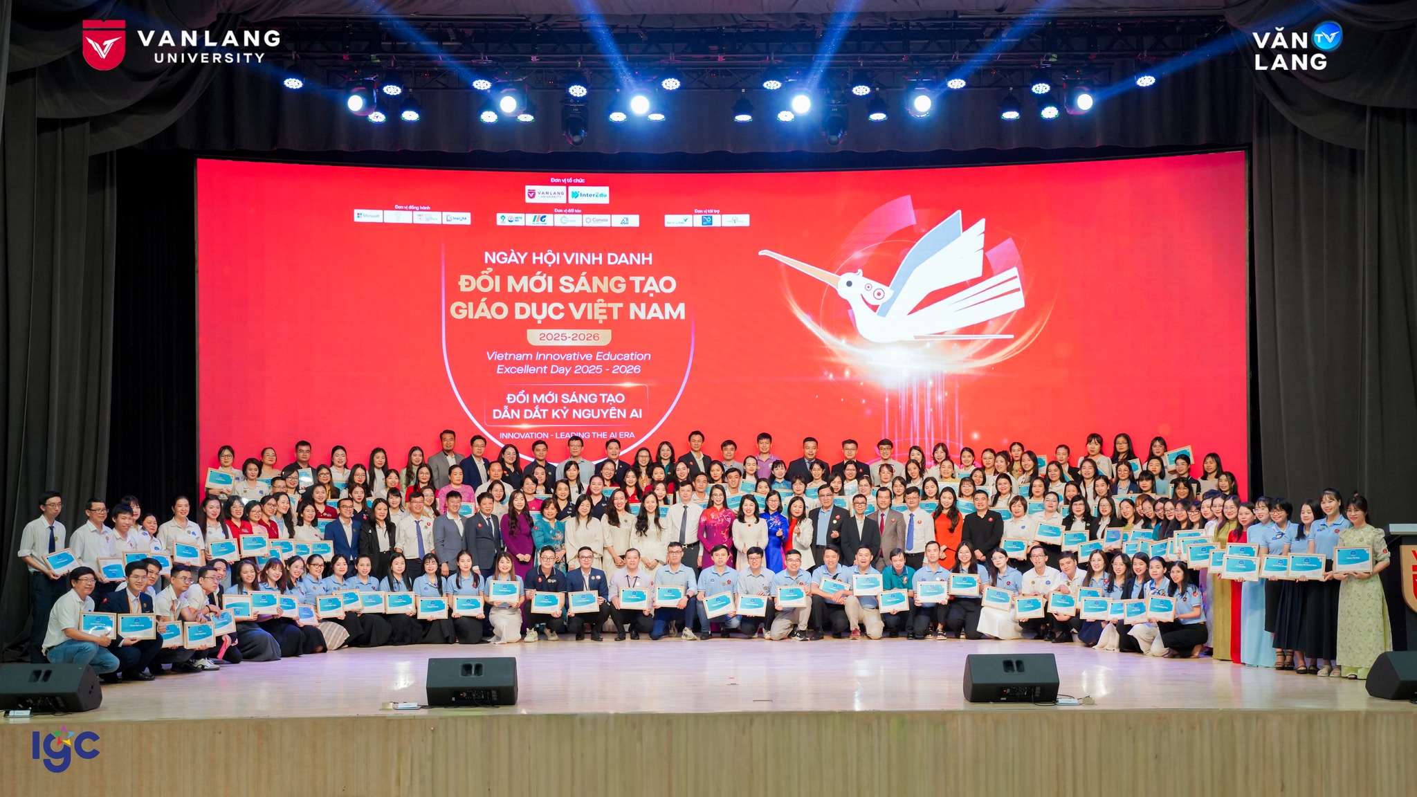 Thầy cô Trịnh Hoài Đức tại lễ trao giải Microsoft