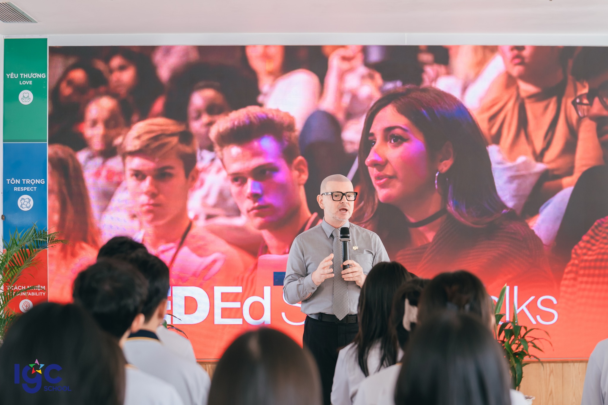 Thầy John Paul Grainger và học sinh