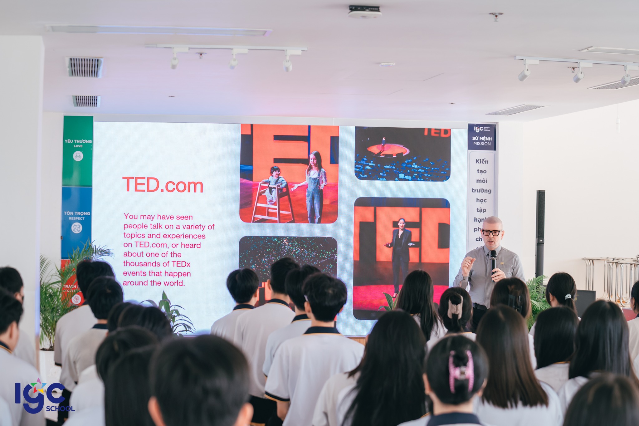 Học sinh đặt câu hỏi cho diễn giả