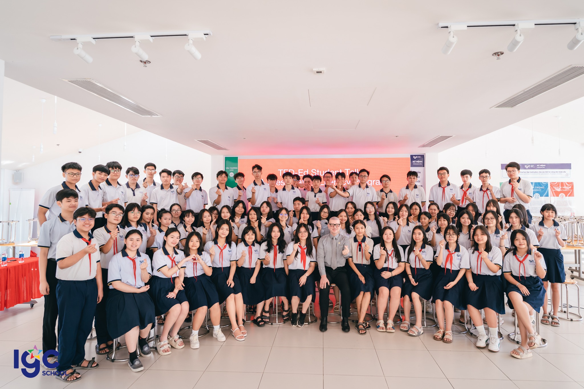 Trao quà lưu niệm cho diễn giả