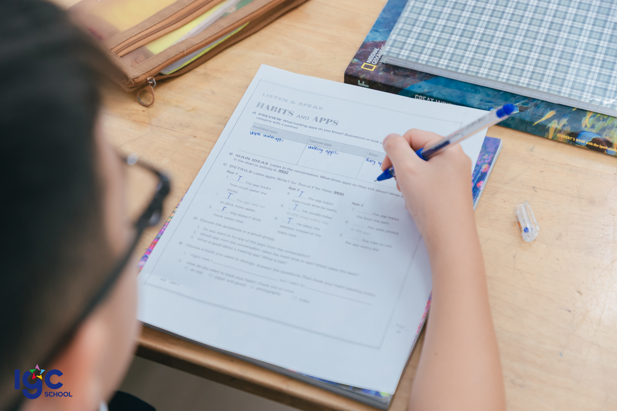 Học sinh thực hành với công nghệ