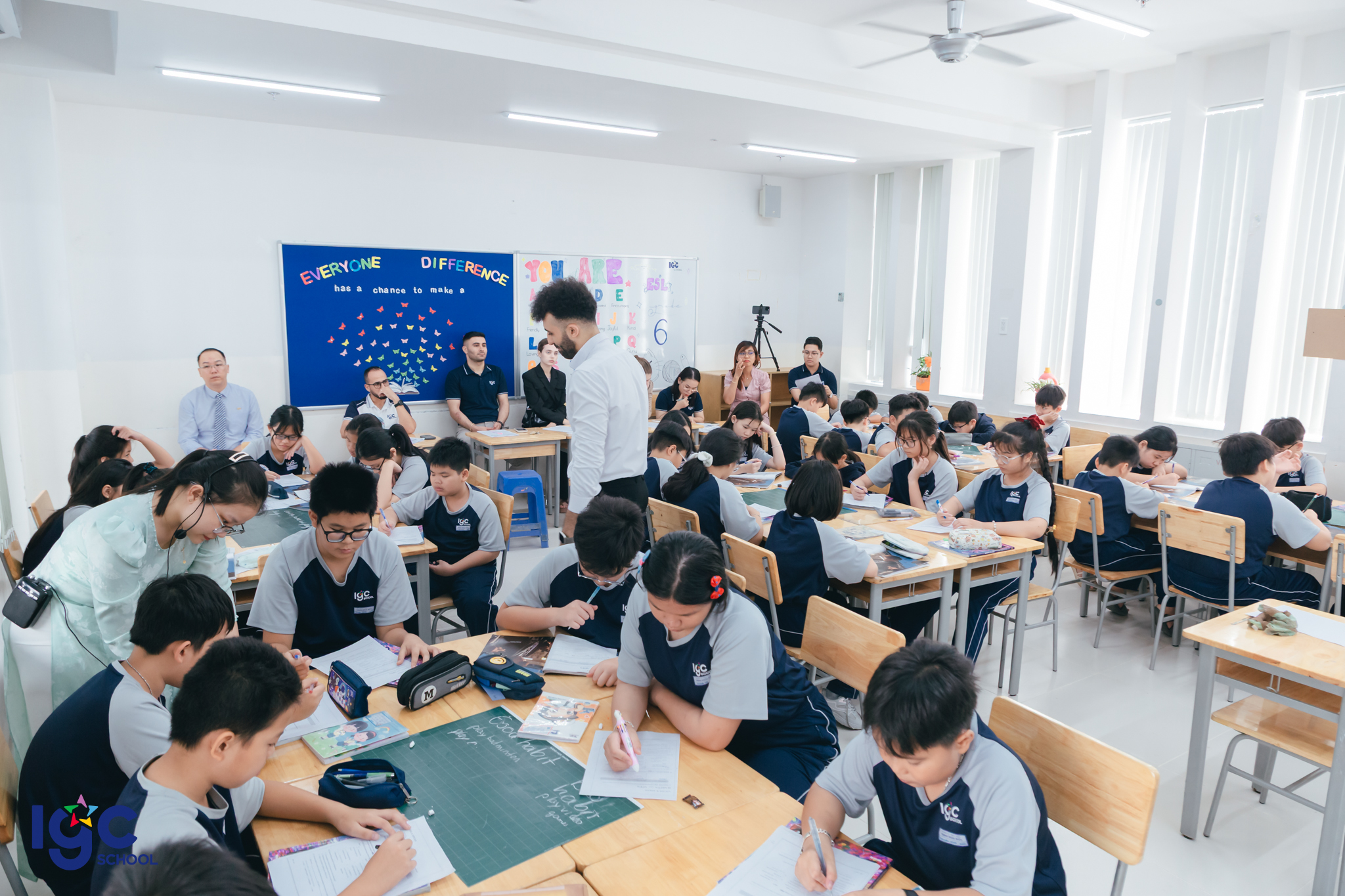 Giáo viên quan sát học sinh