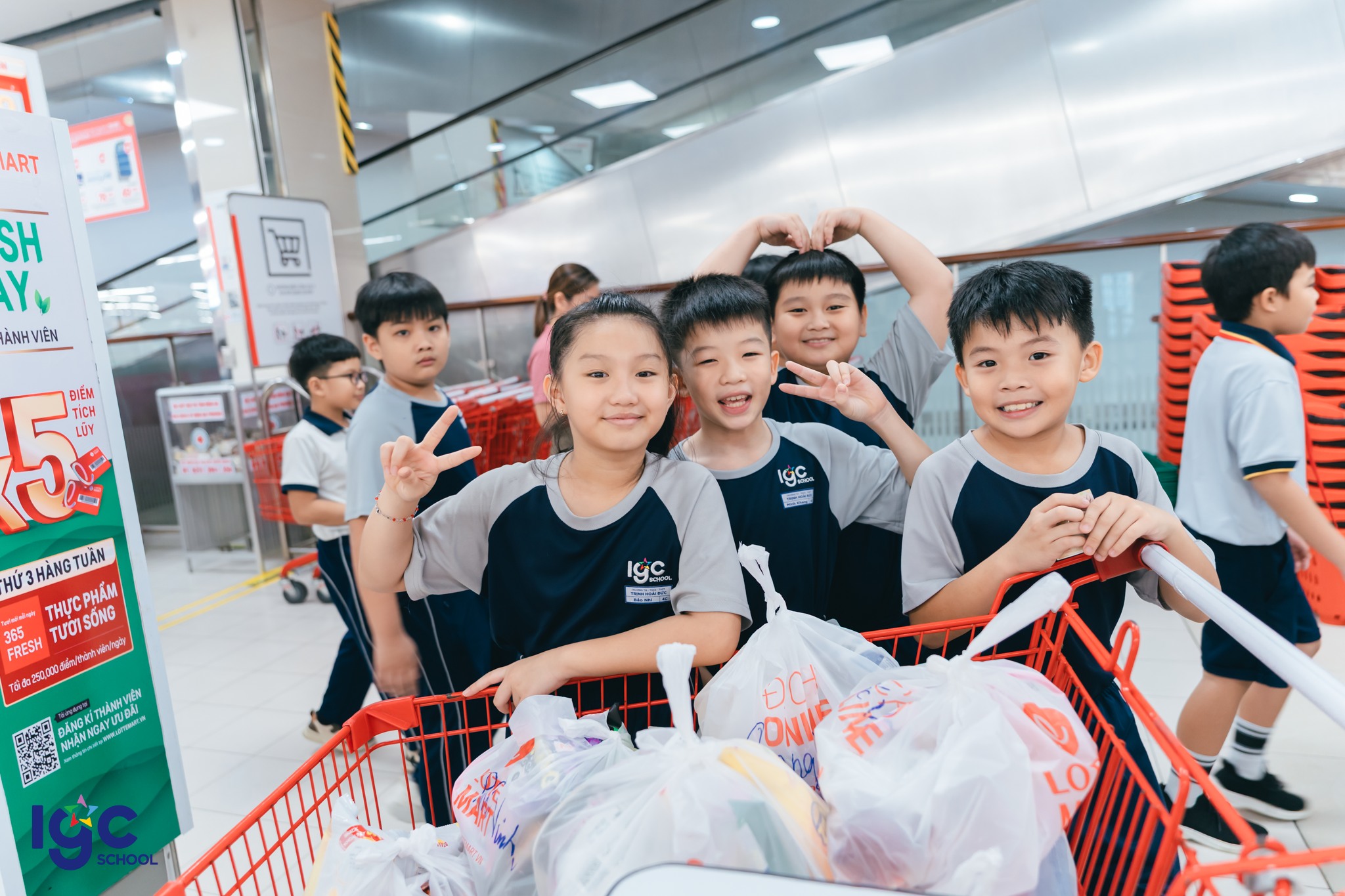 Học sinh xem hạn sử dụng sản phẩm