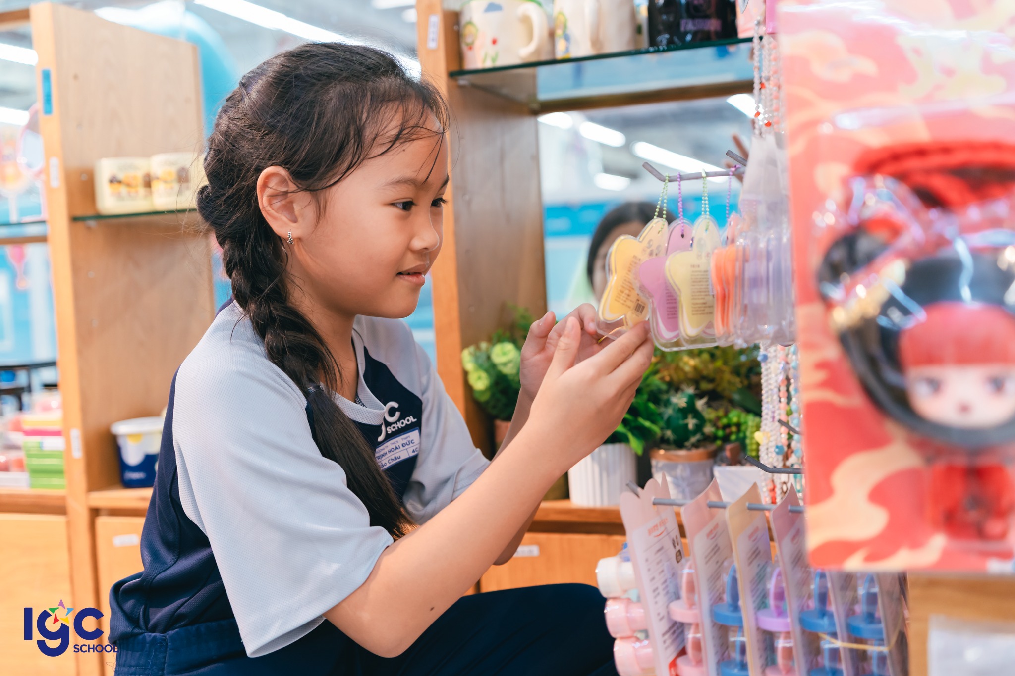 Học sinh tại gian hàng sách Fahaha