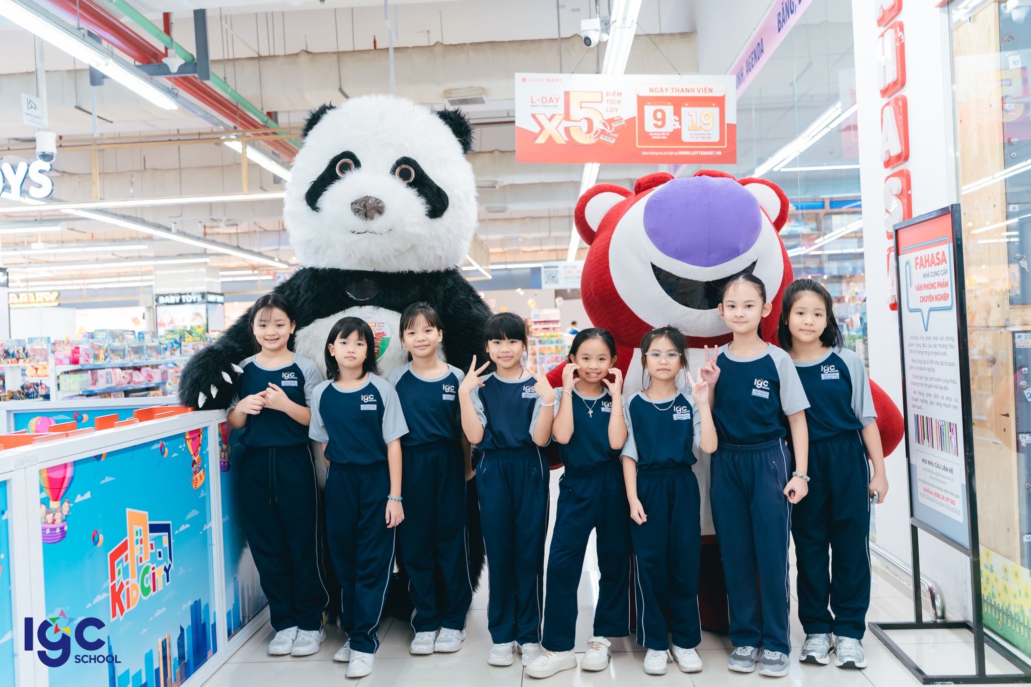 Học sinh chọn mua hàng tại siêu thị