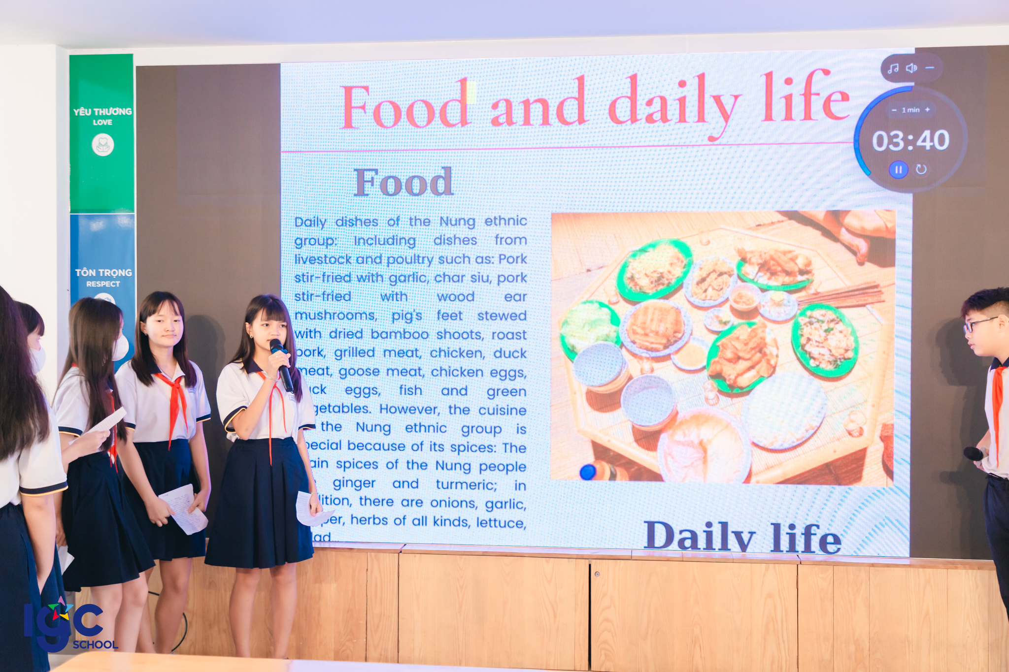 Học sinh thuyết trình về văn hóa dân tộc