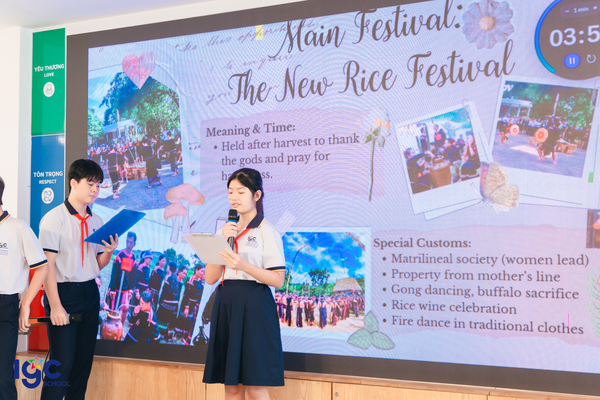 Giáo viên nước ngoài tương tác với học sinh