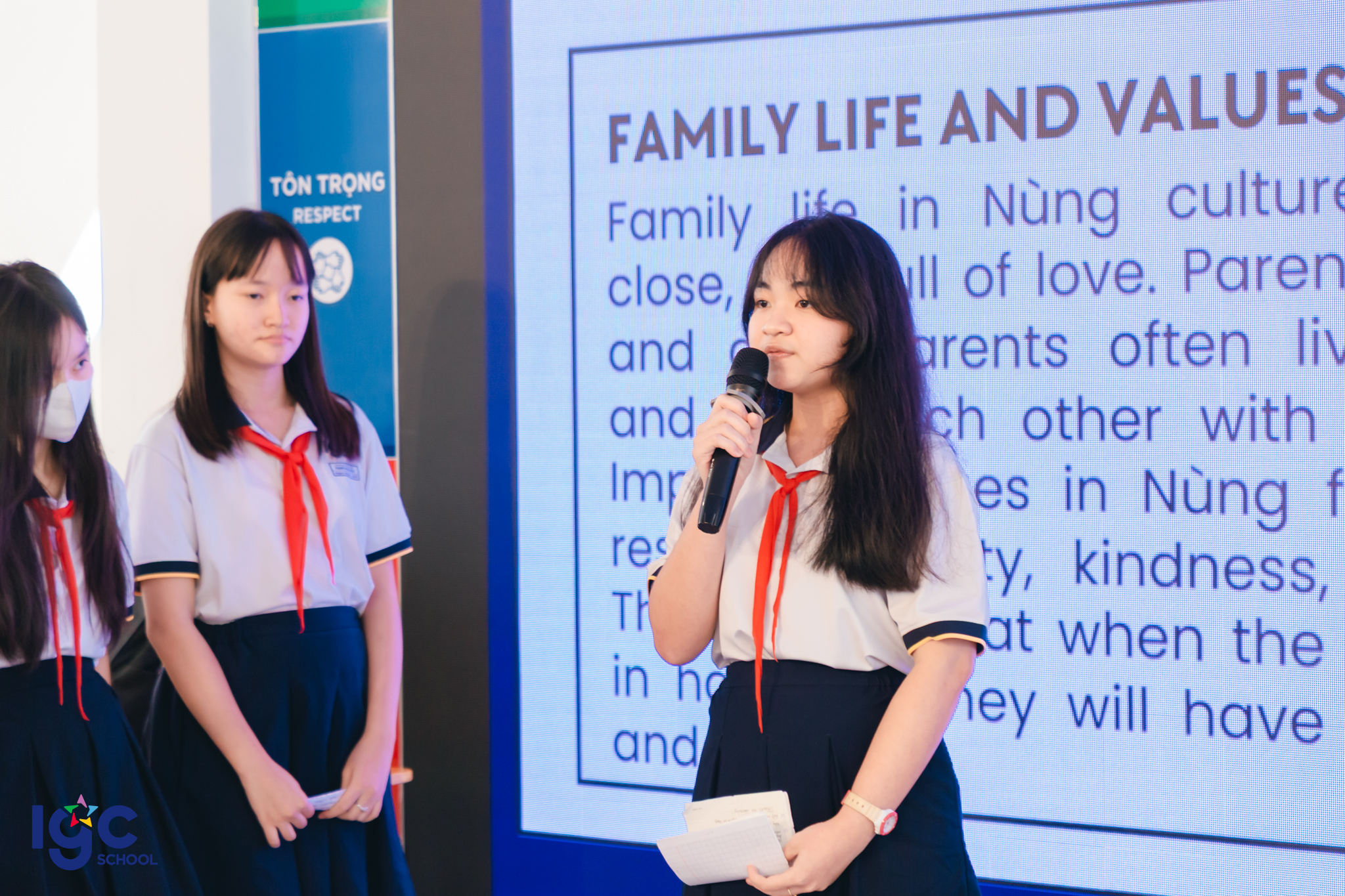 Hoạt động nhóm trong giờ học Tiếng Anh