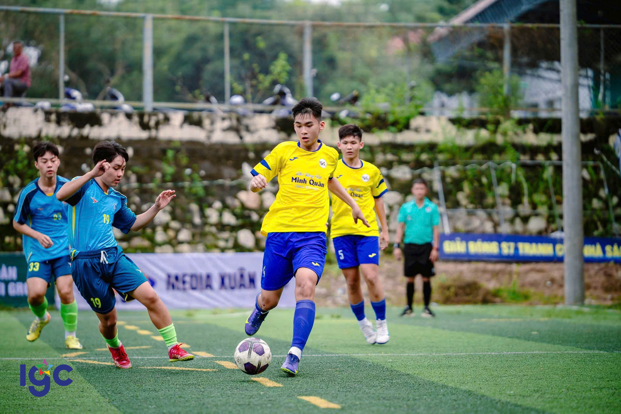 Đội bóng THPT Trịnh Hoài Đức thi đấu