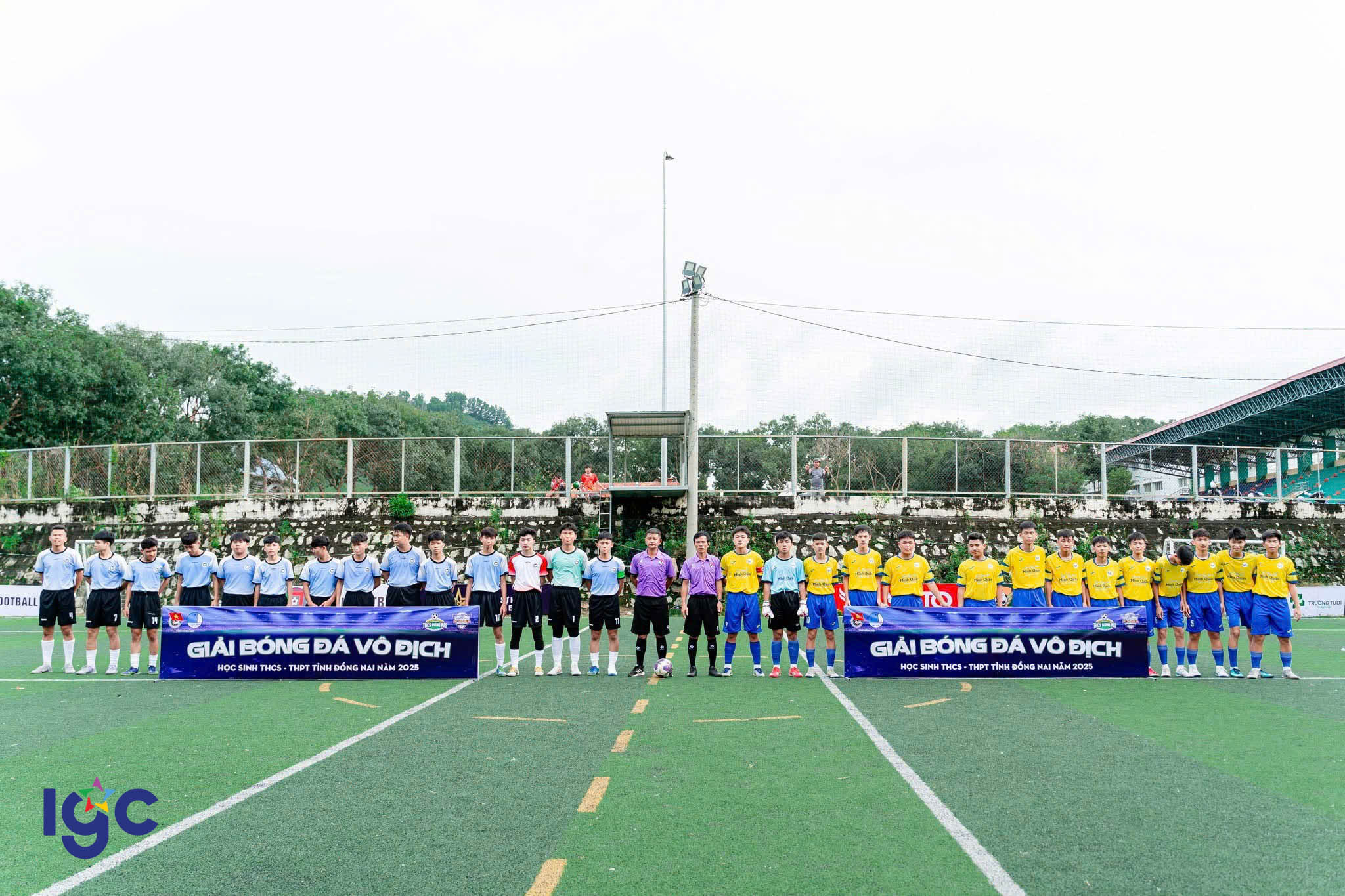 Đội bóng THPT Trịnh Hoài Đức thi đấu