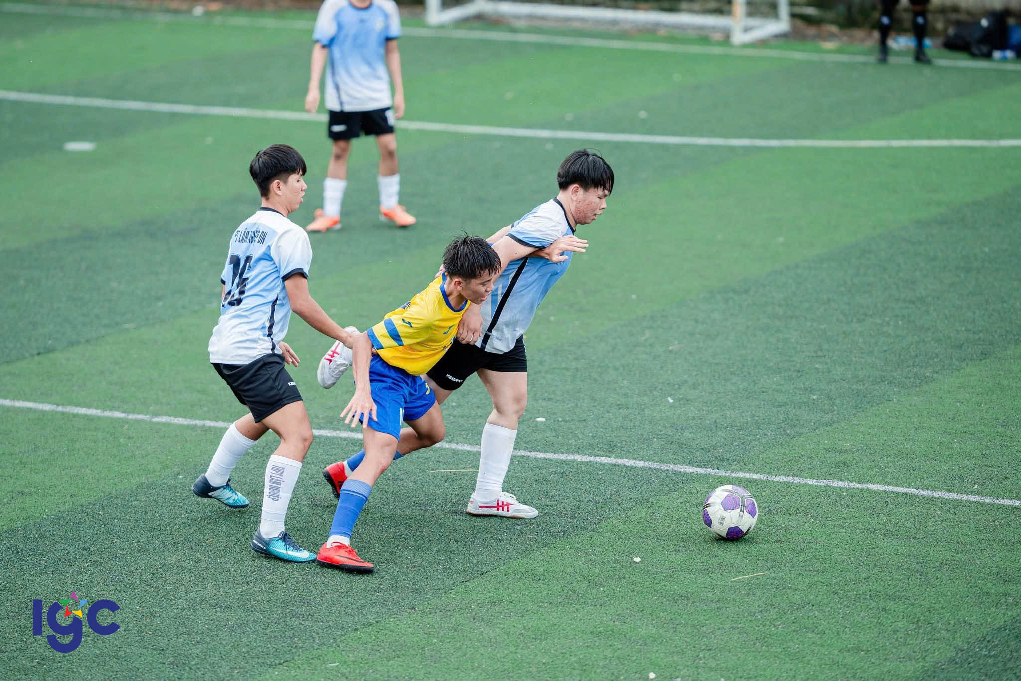 Đội bóng THPT Trịnh Hoài Đức thi đấu