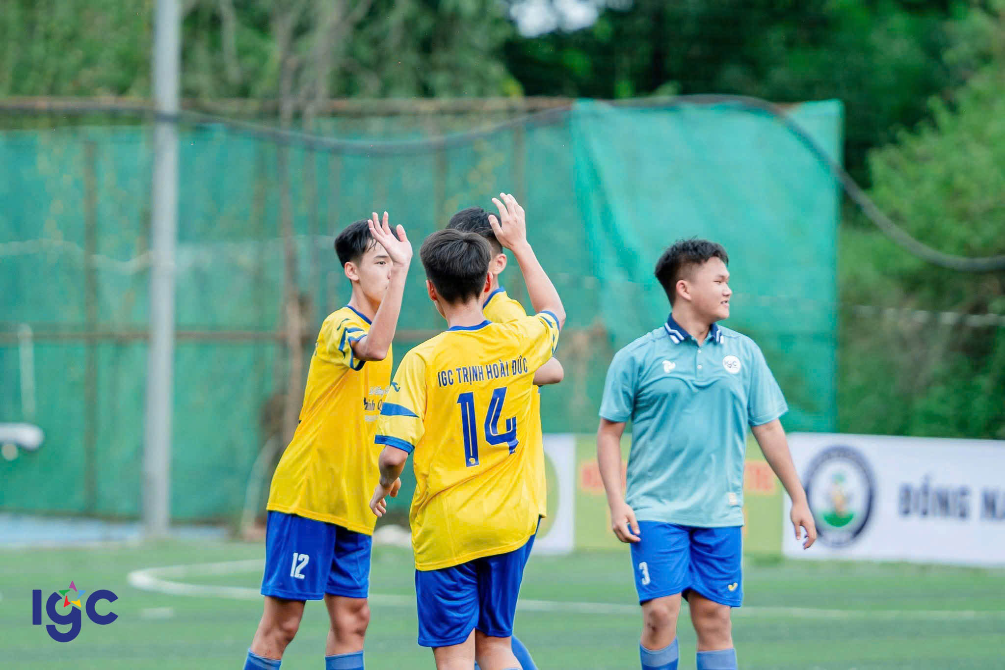 Đội bóng THPT Trịnh Hoài Đức thi đấu