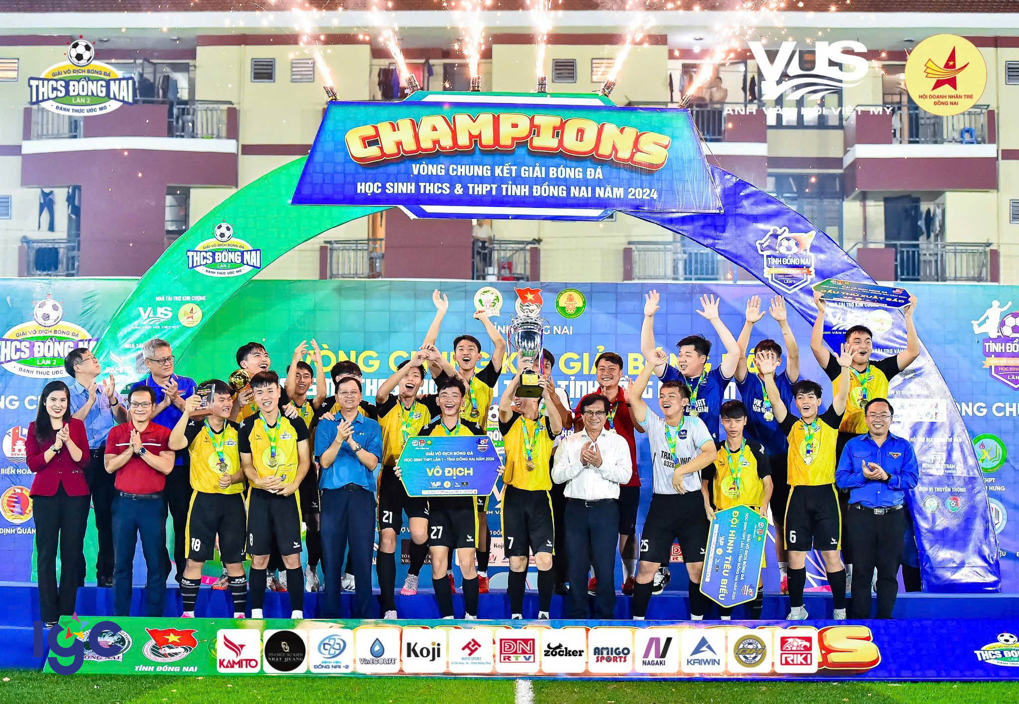 Đội bóng THPT Trịnh Hoài Đức thi đấu