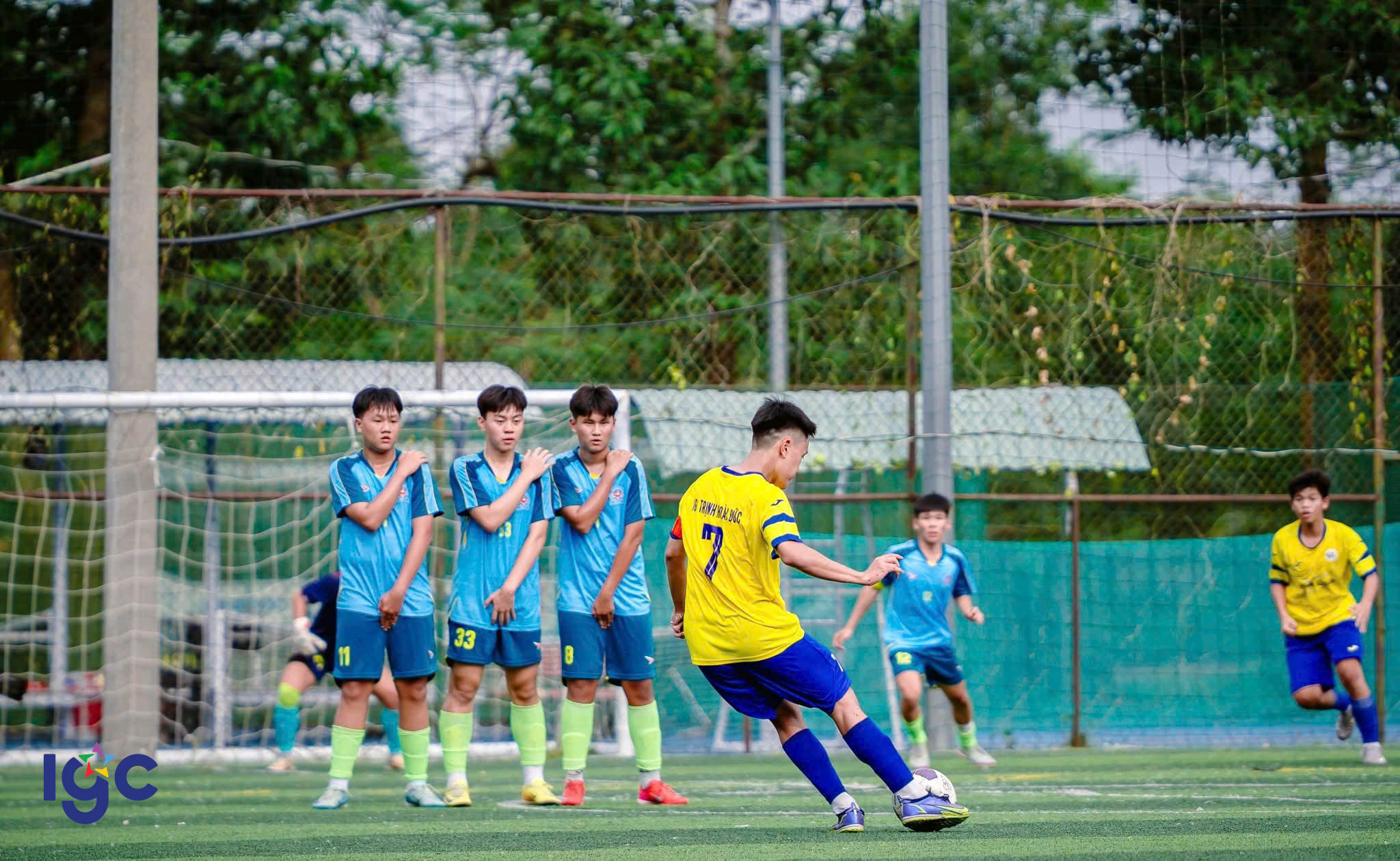 Đội bóng THPT Trịnh Hoài Đức thi đấu