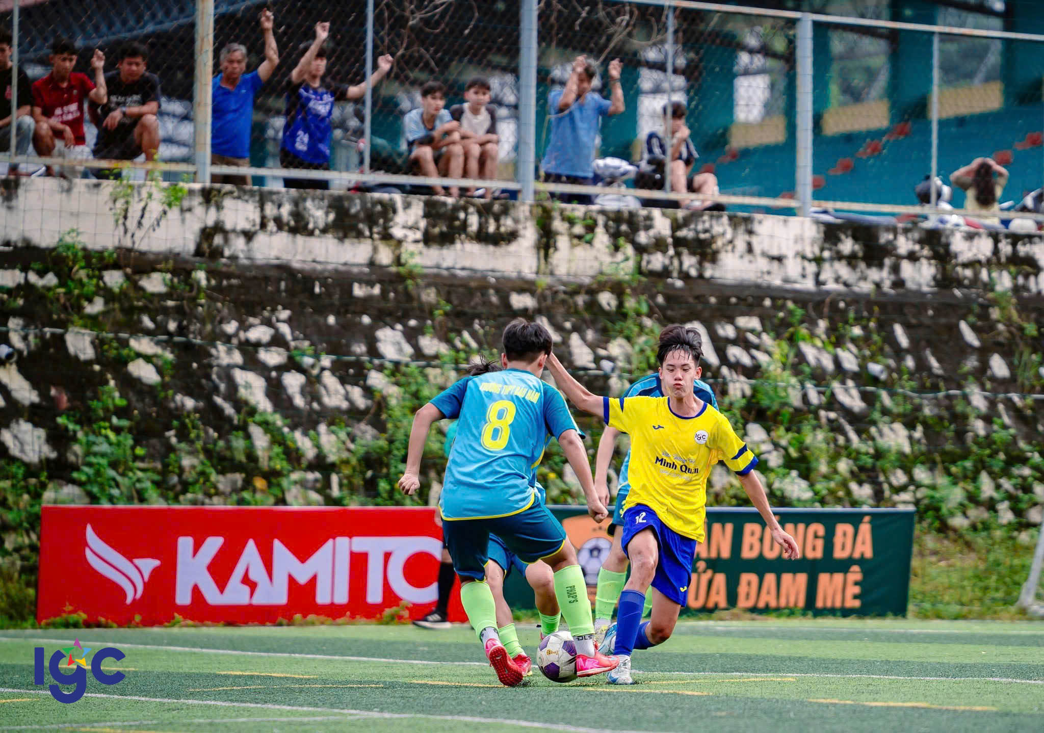 Đội bóng THPT Trịnh Hoài Đức thi đấu