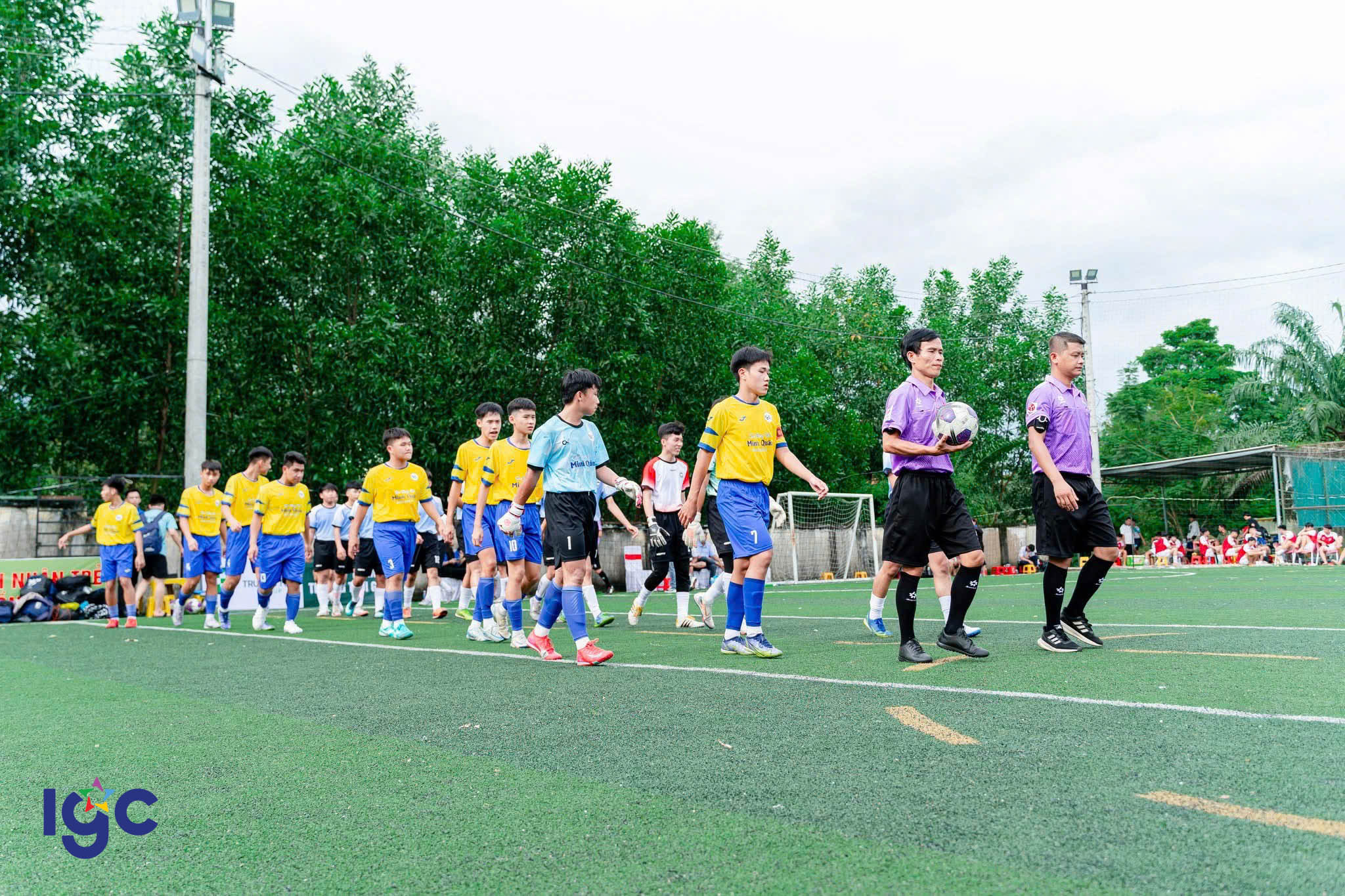 Đội bóng THPT Trịnh Hoài Đức thi đấu