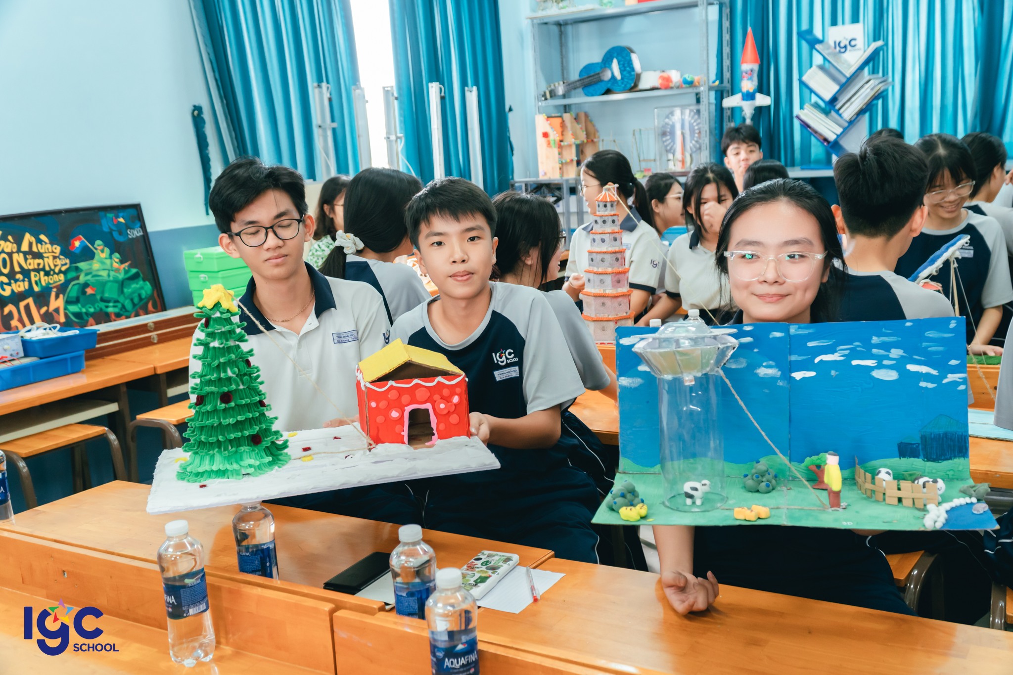 Học sinh làm việc nhóm