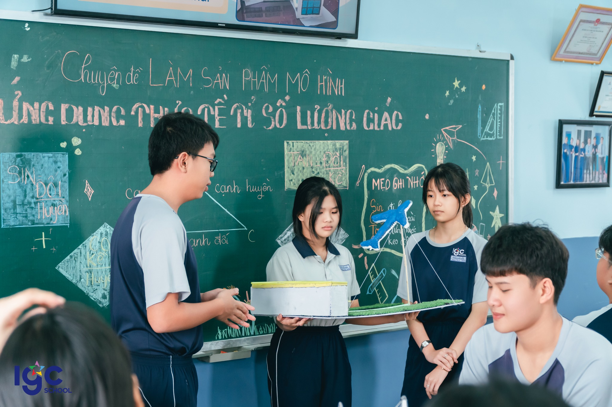 Giáo viên hướng dẫn học sinh