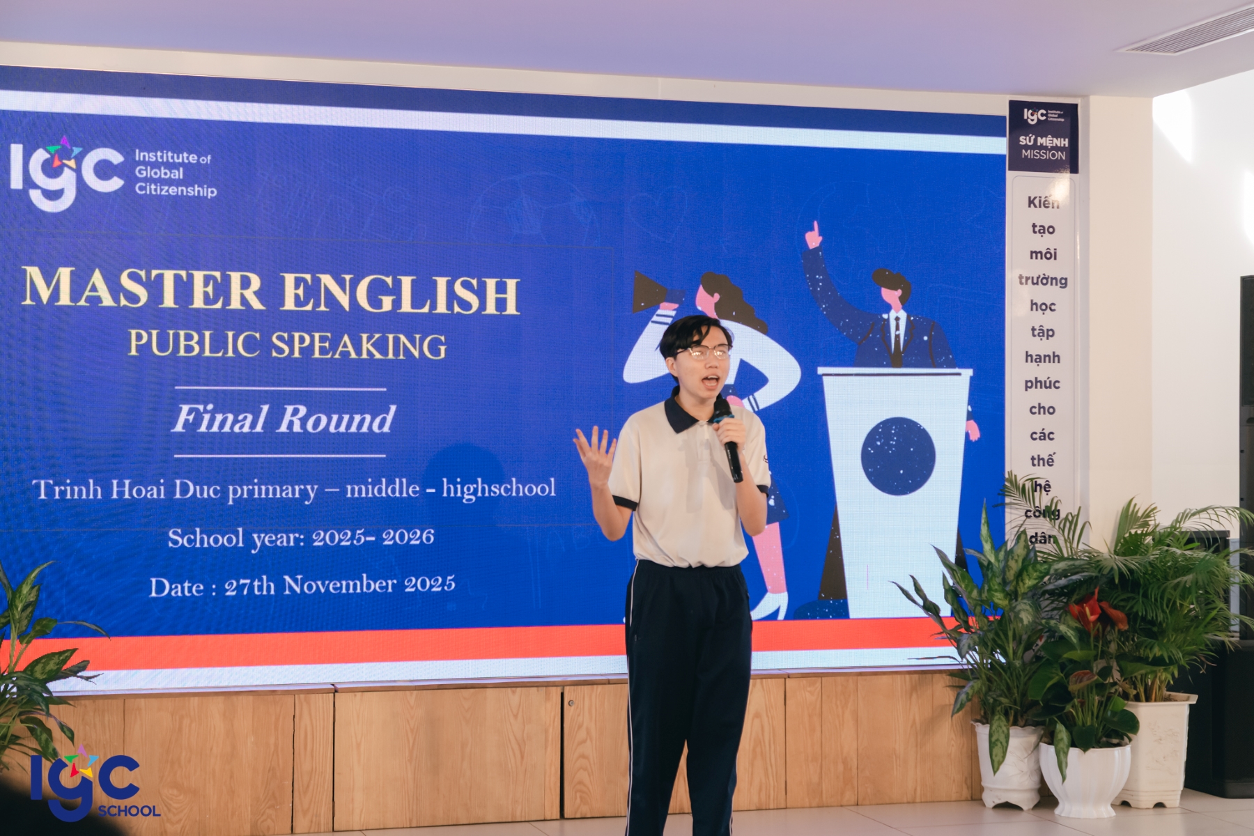 Học sinh nhận giải thưởng