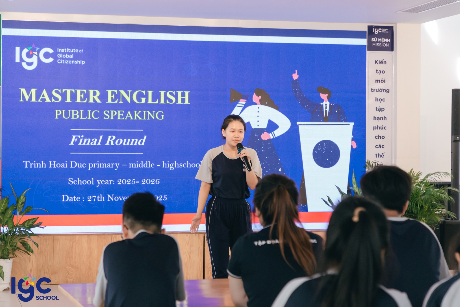 Thí sinh thuyết trình tiếng Anh