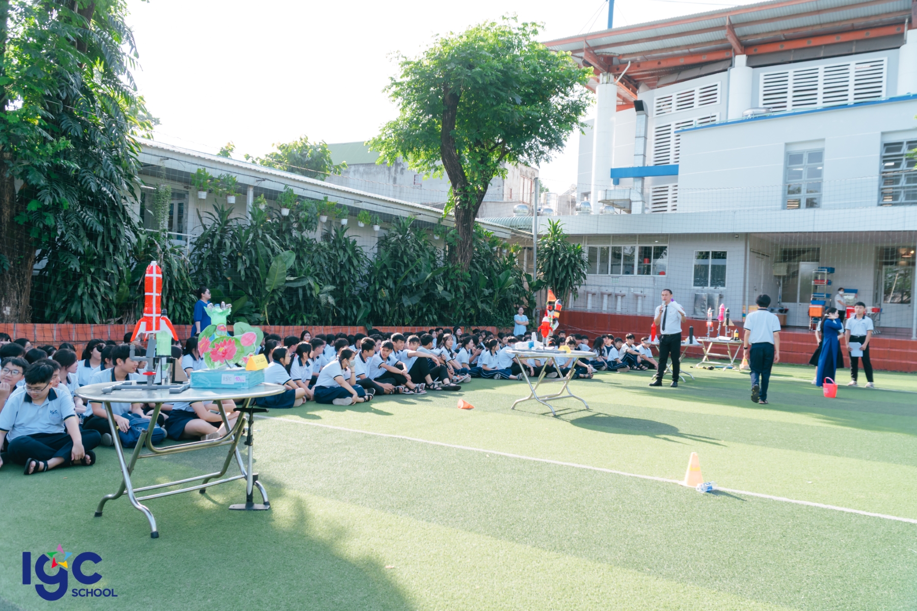 Học sinh khối 10 trường Trịnh Hoài Đức chuẩn bị phóng tên lửa nước