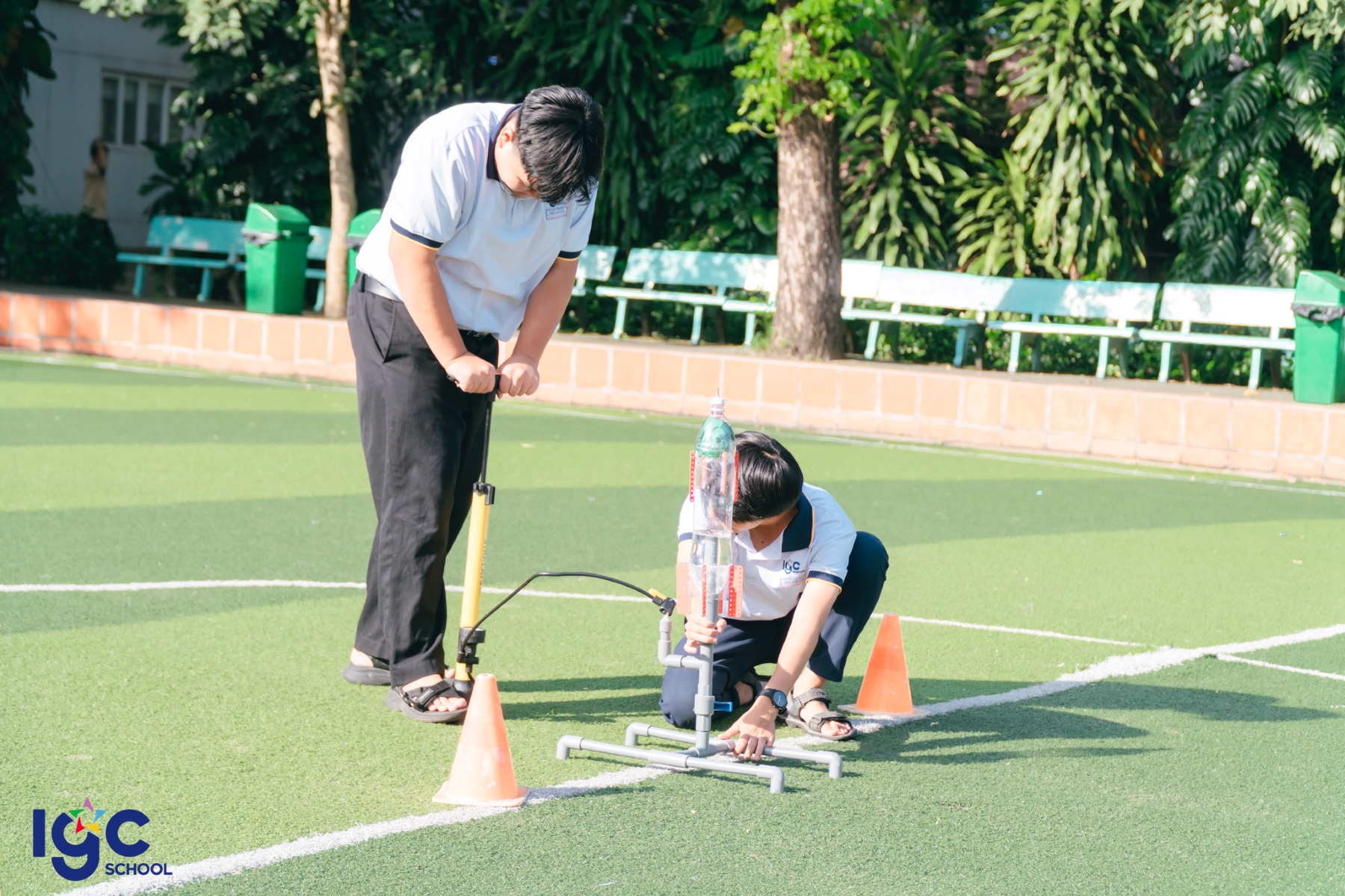 Học sinh lắp ráp tên lửa nước