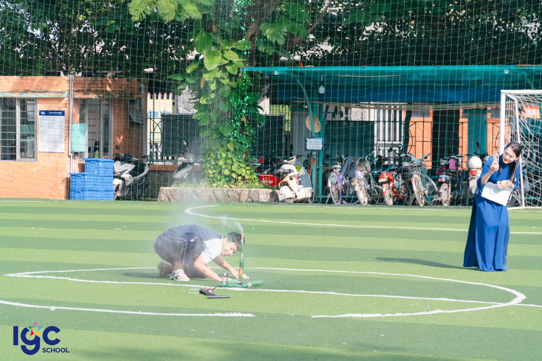 Nhóm học sinh chuẩn bị bệ phóng