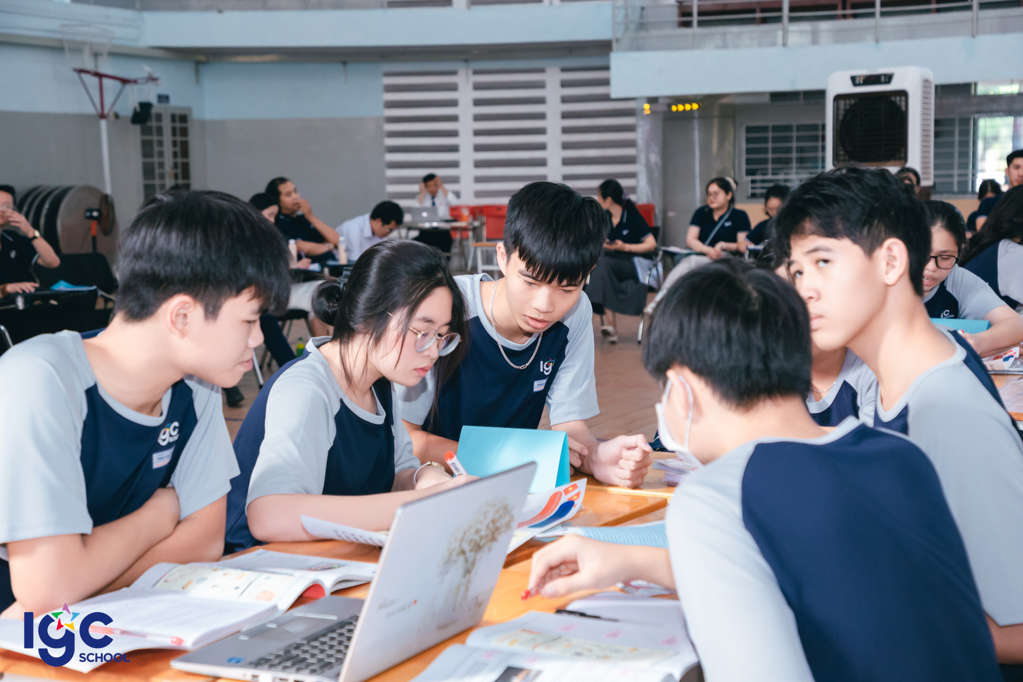 Học sinh thảo luận nhóm