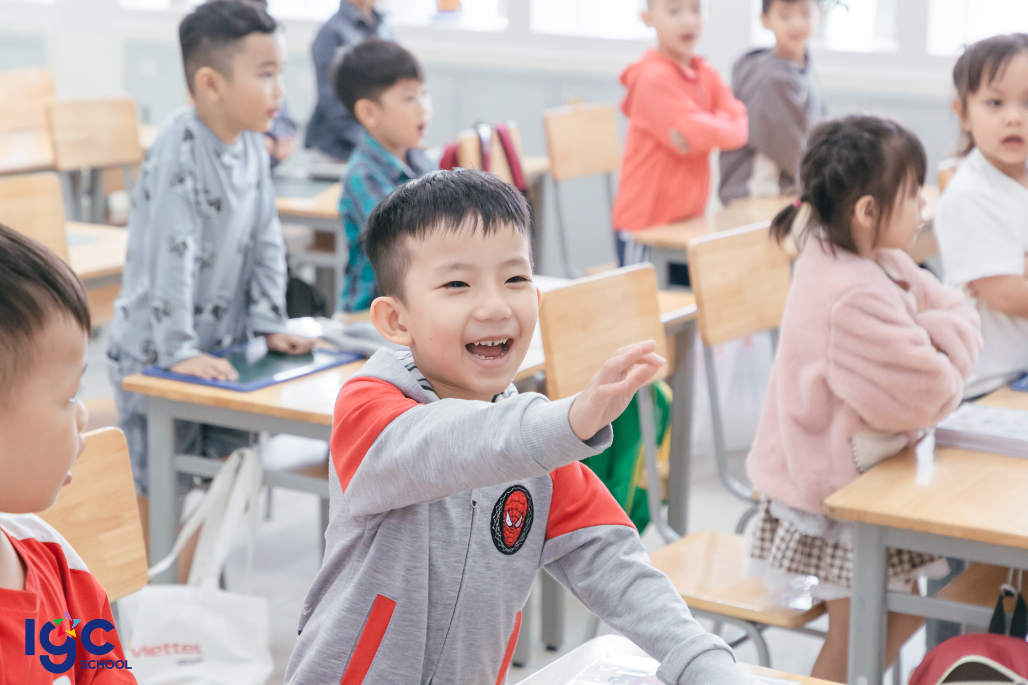 Bé tập trung học