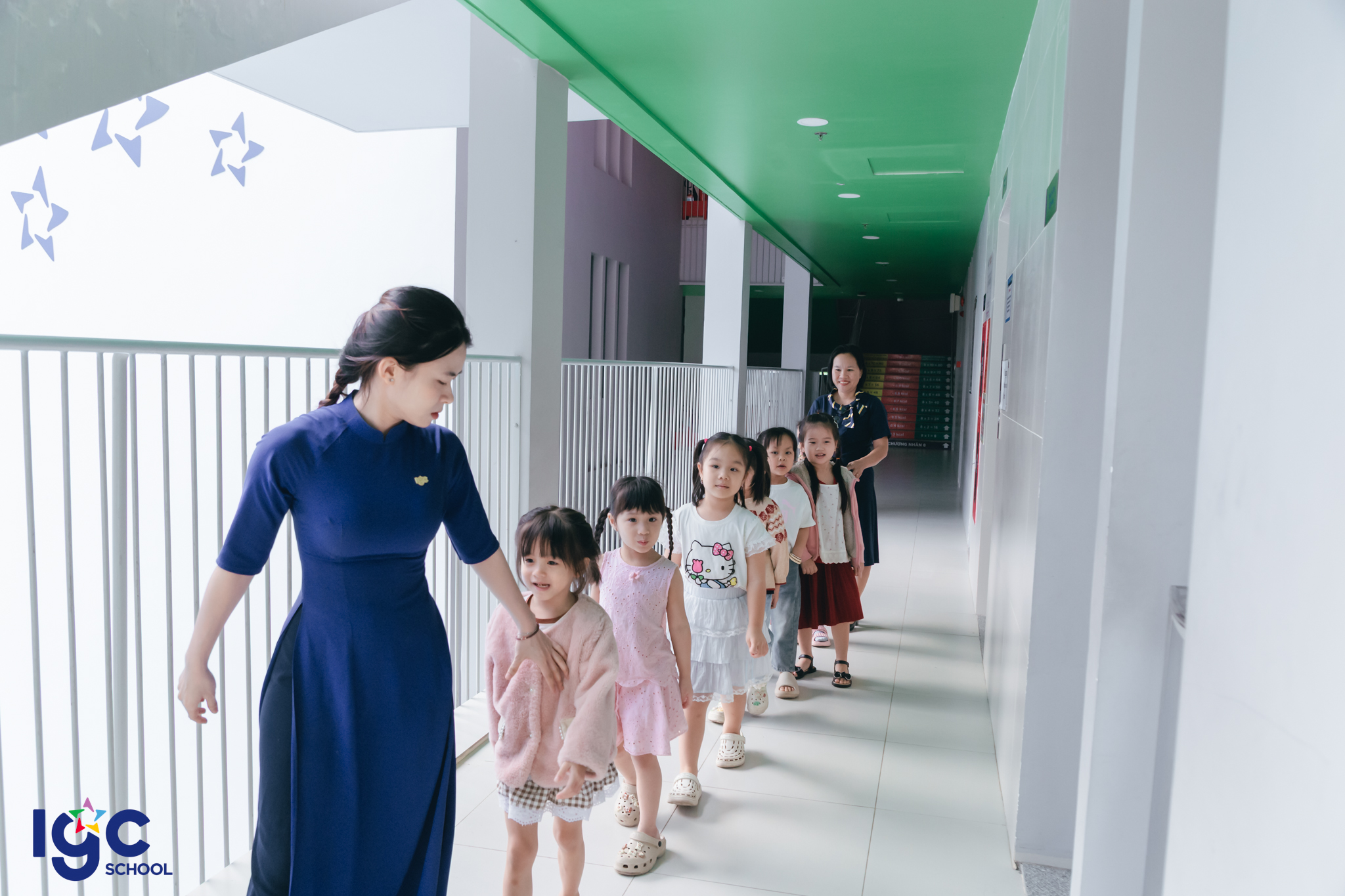 Bé tham gia lớp học