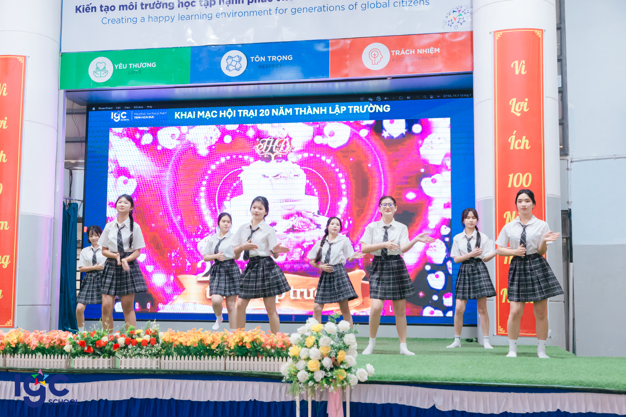 Lửa trại bập bùng