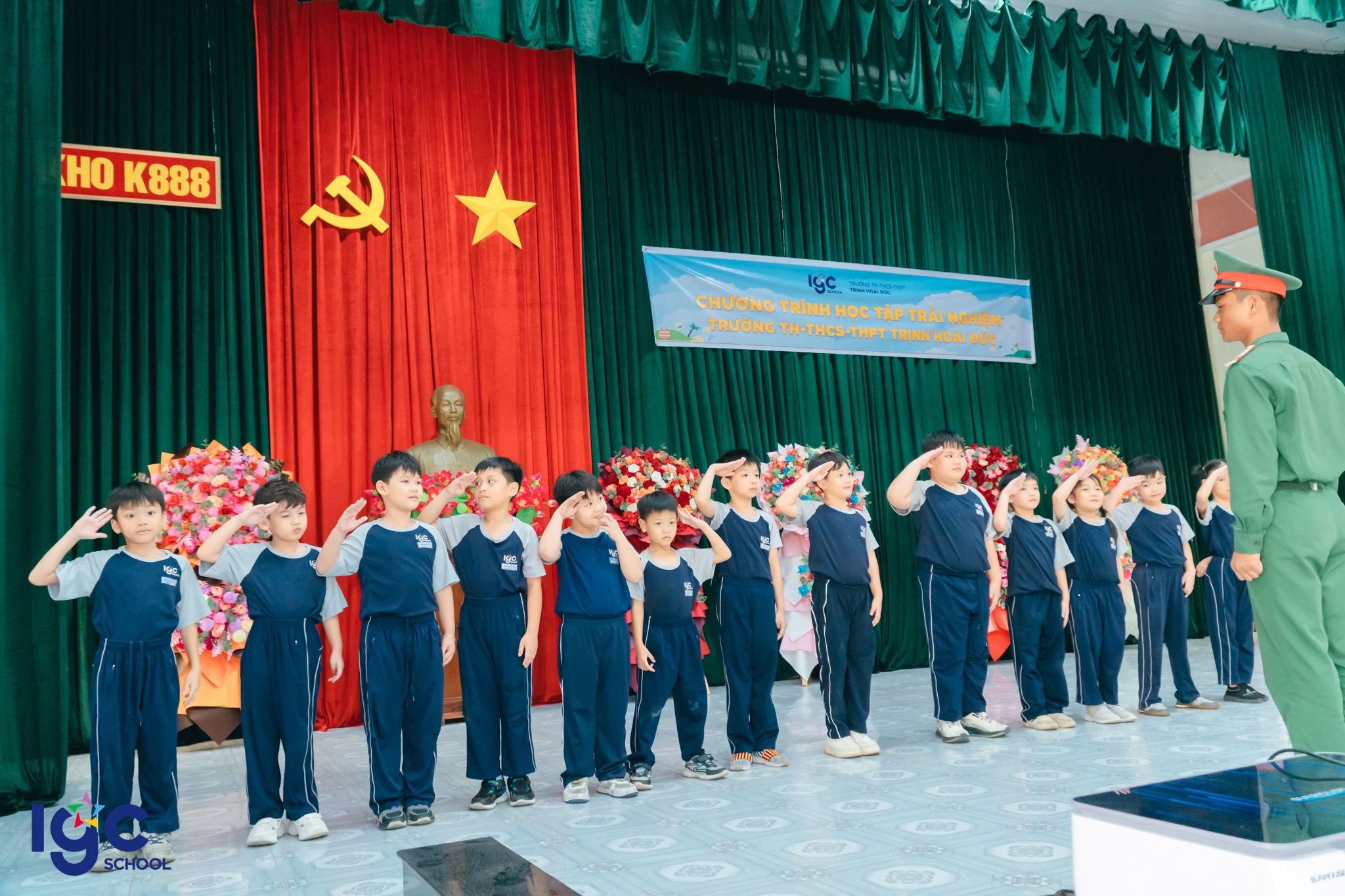 Học sinh tham quan