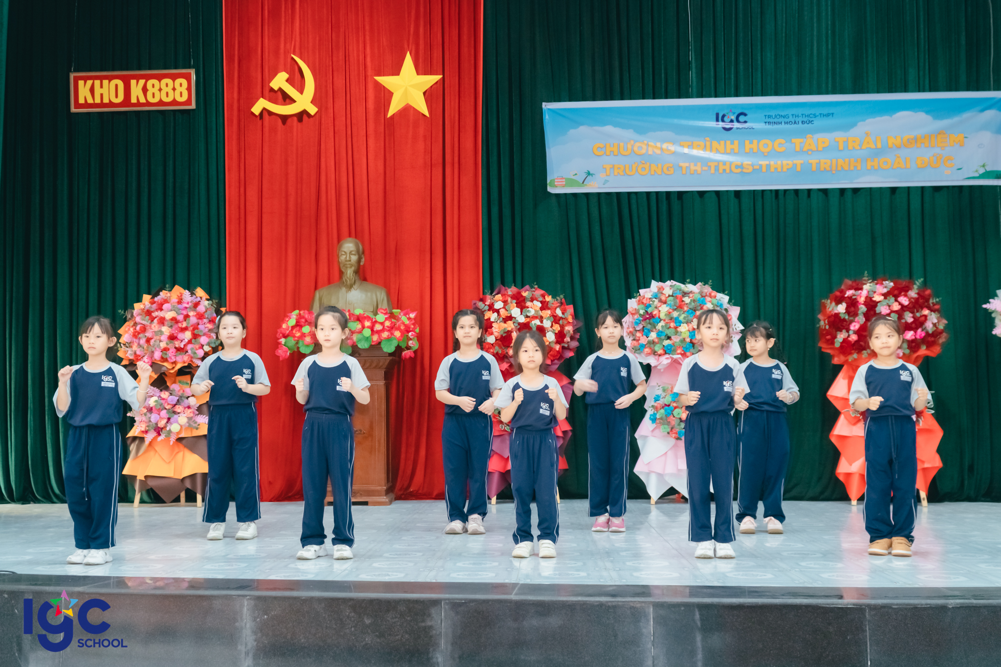 Thăm kho quân đội