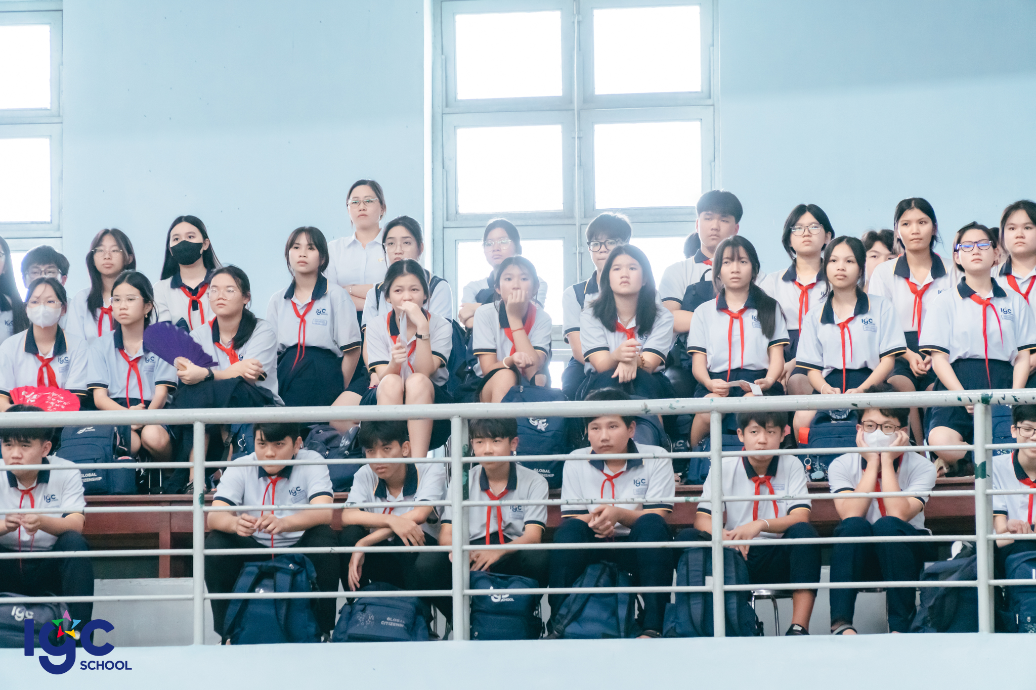 Học sinh chăm chú theo dõi