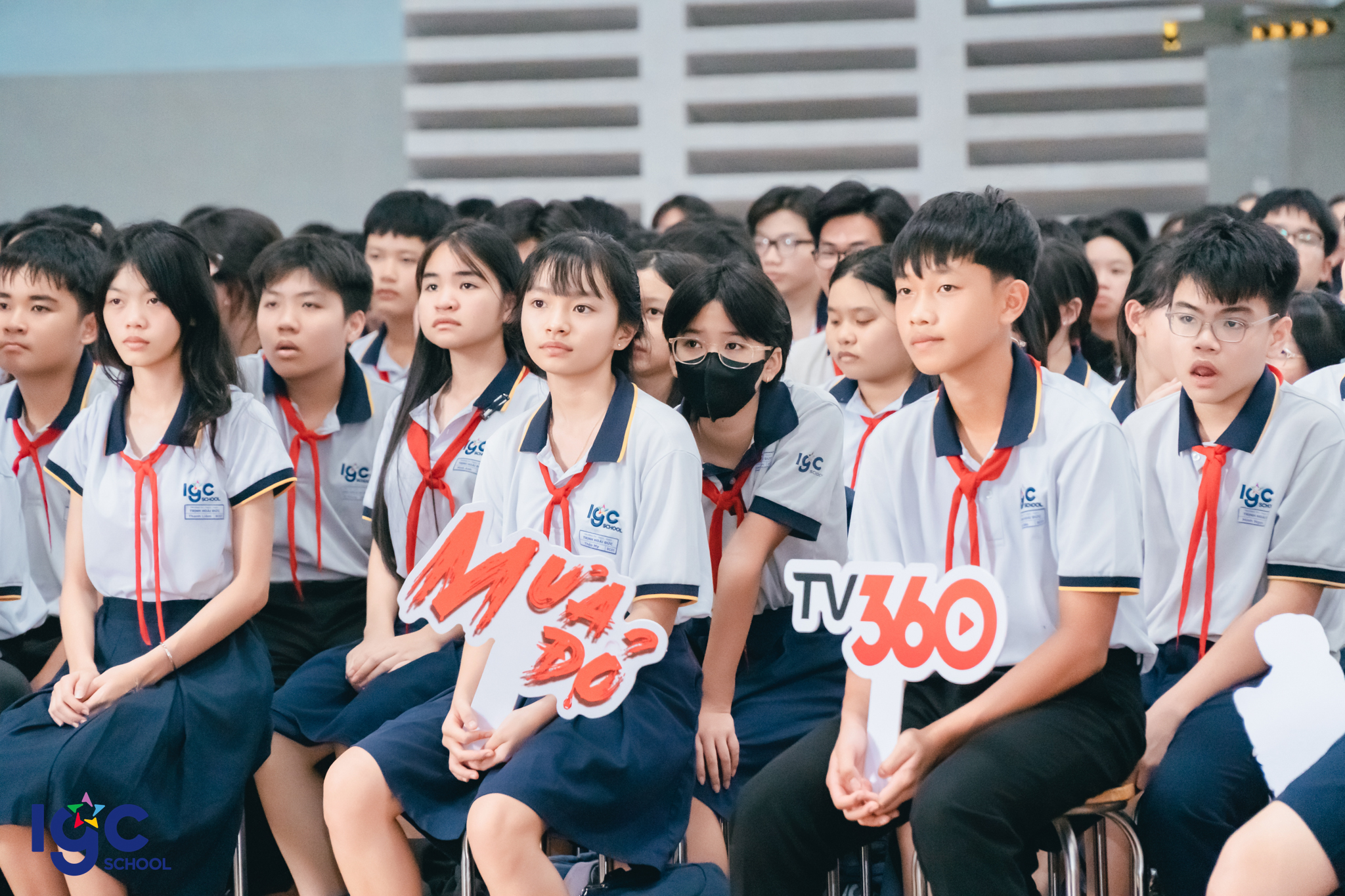 Học sinh xem phim Mưa Đỏ