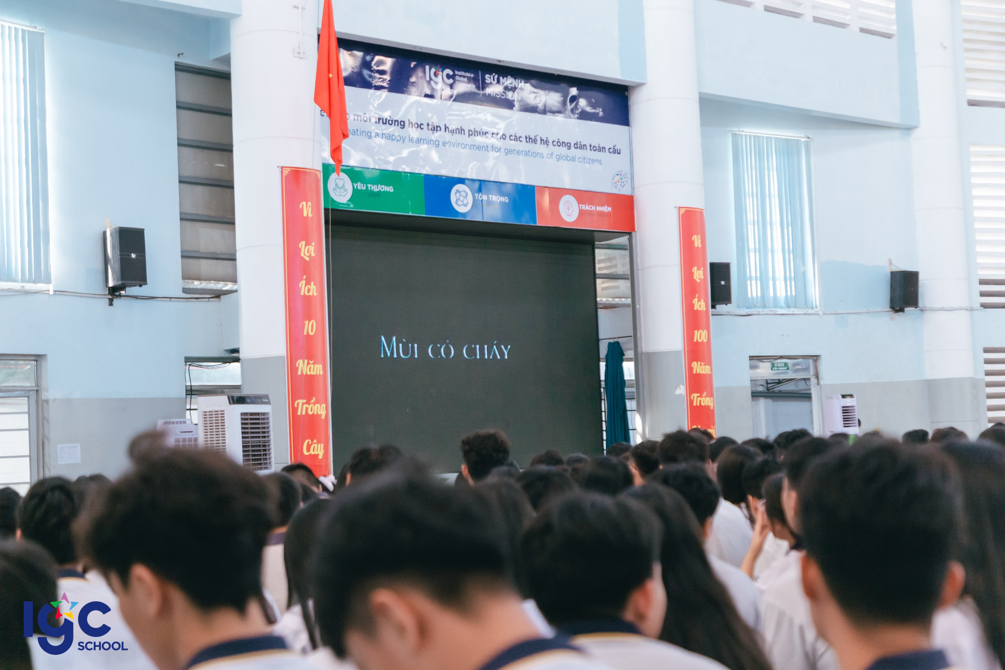 Học sinh xem phim Mùi cỏ cháy