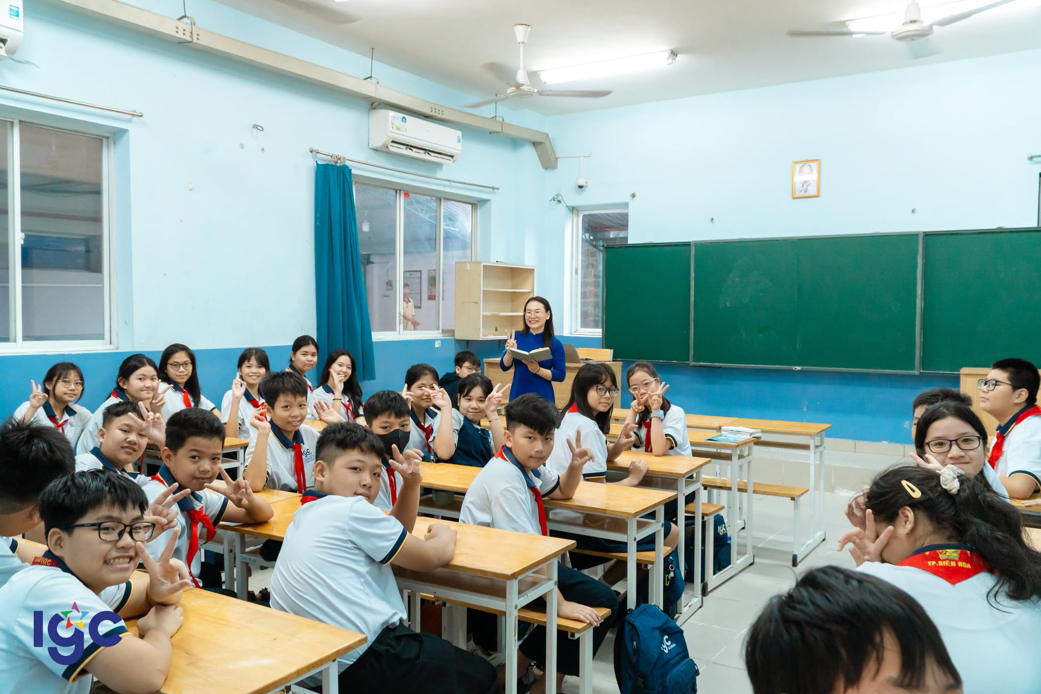 Học sinh tựu trường