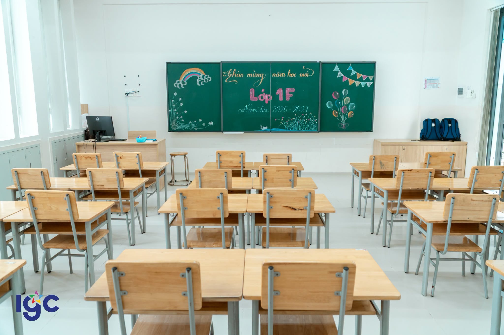 Học sinh tựu trường