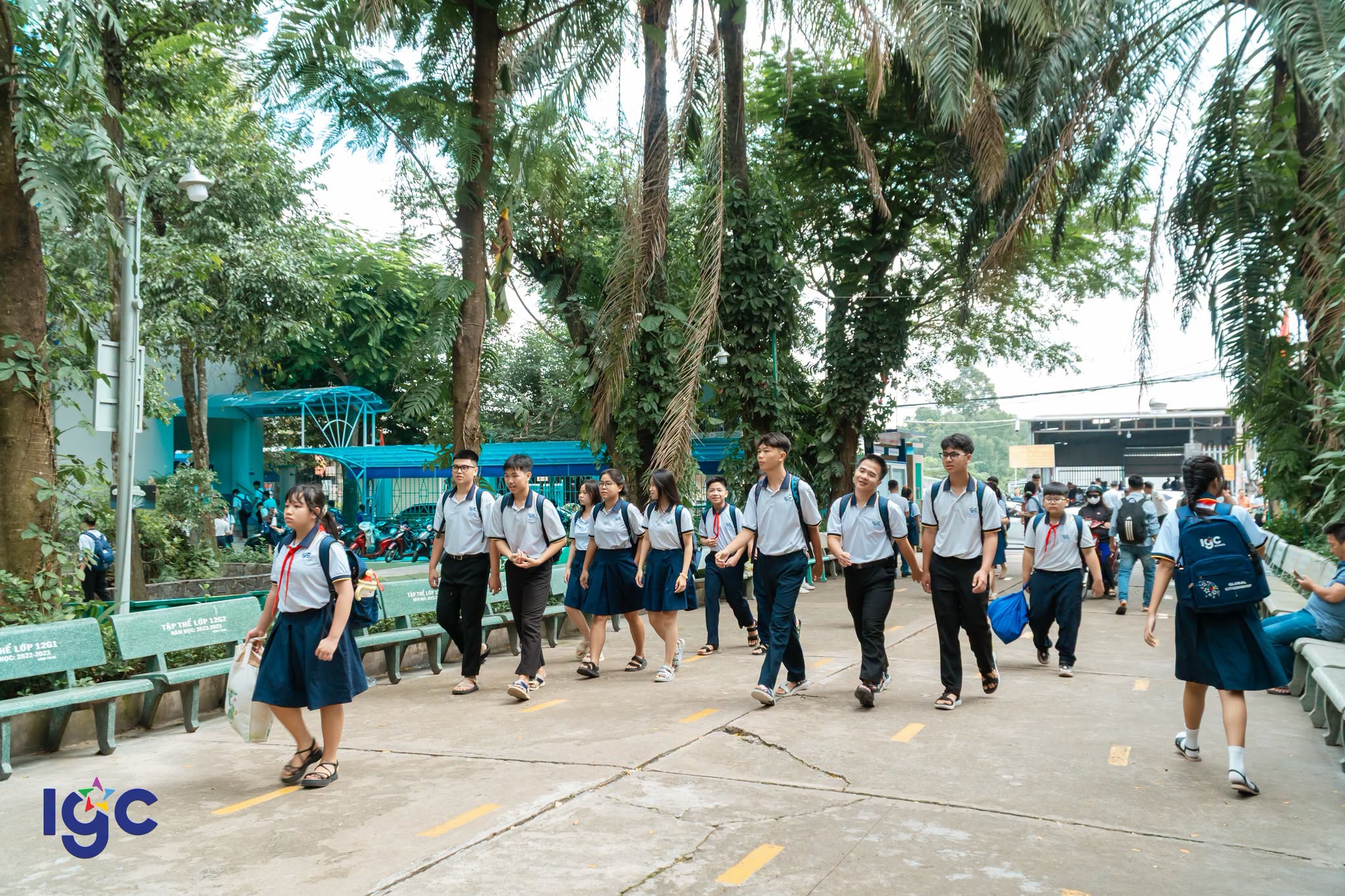 Học sinh tựu trường