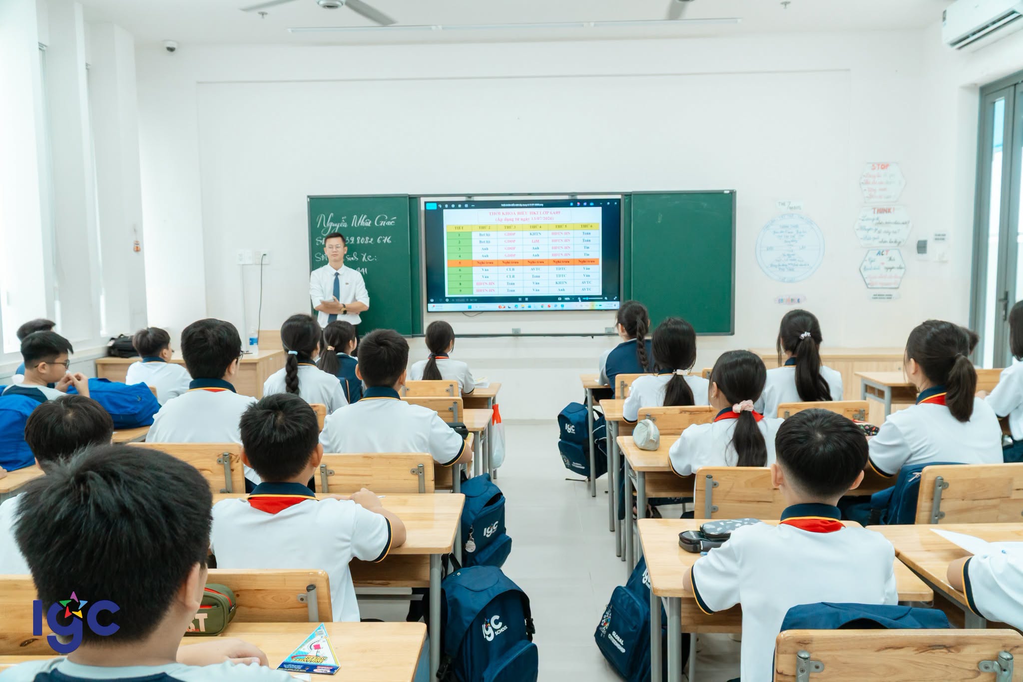 Học sinh tựu trường