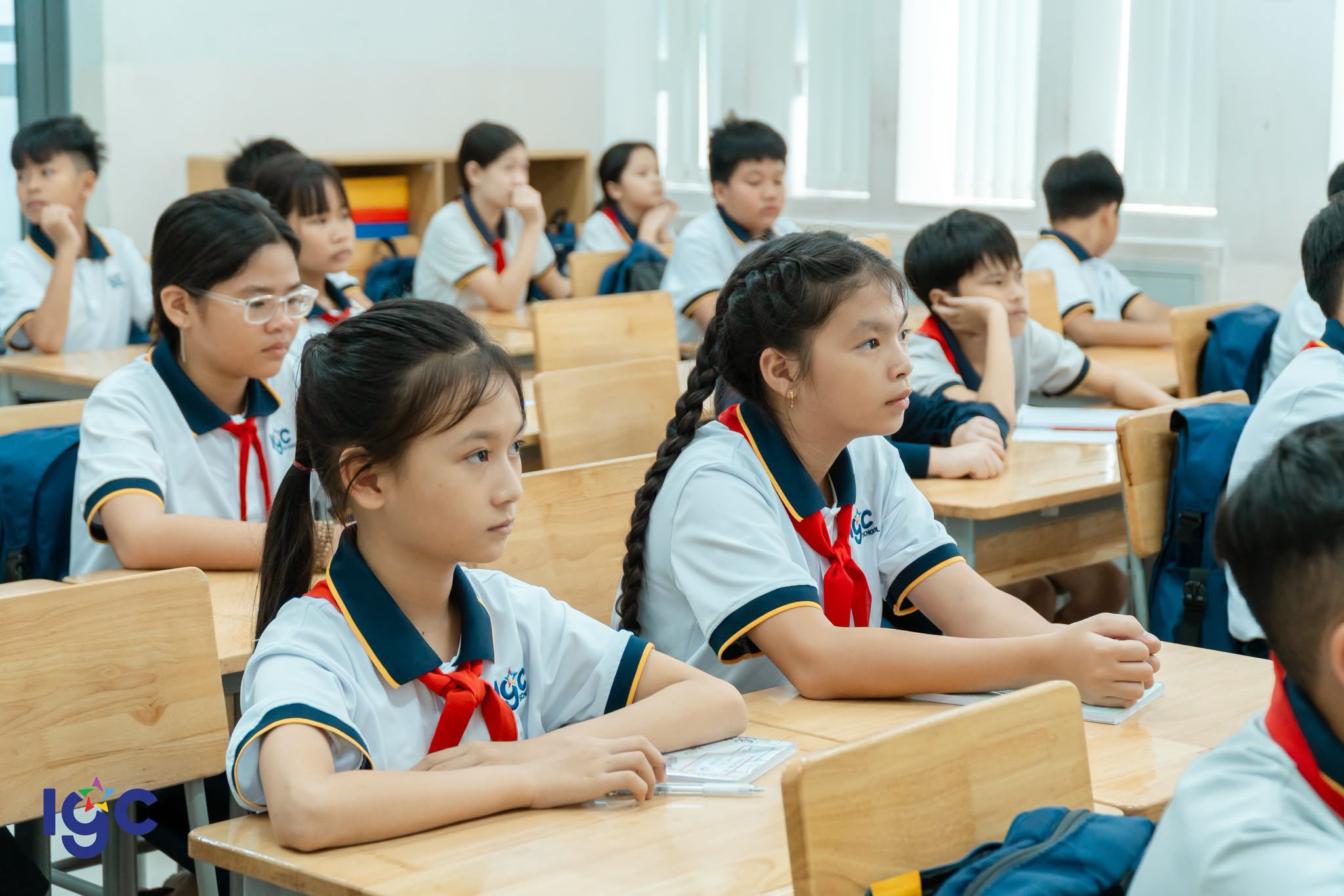 Học sinh tựu trường
