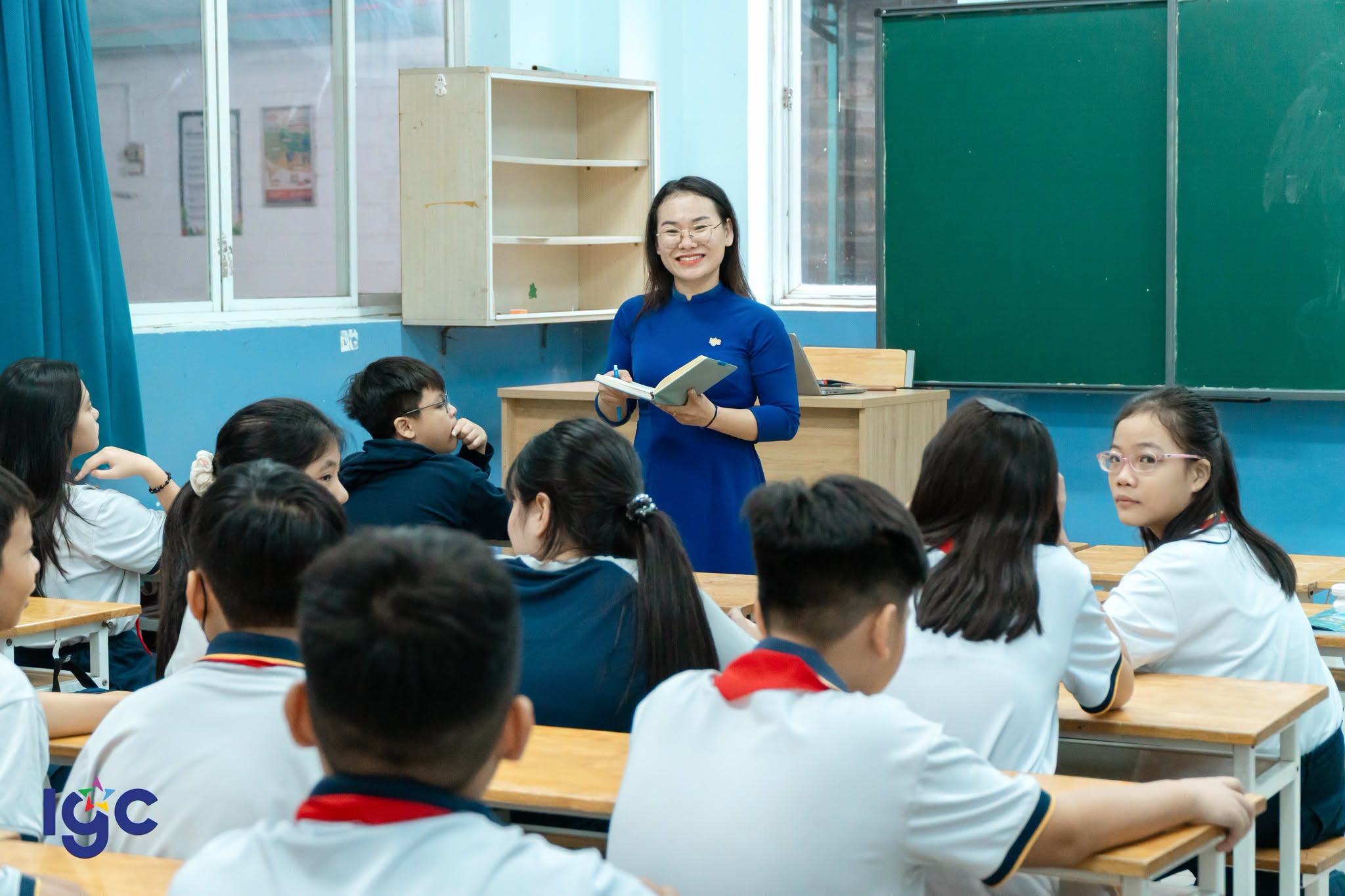 Học sinh tựu trường