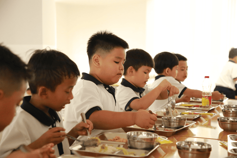 Thực đơn bữa ăn bán trú đủ chất dinh dưỡng và an toàn cho học sinh liên cấp